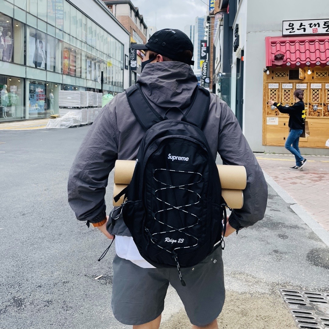 Supreme Backpack Black - 22SS 착용 스타일