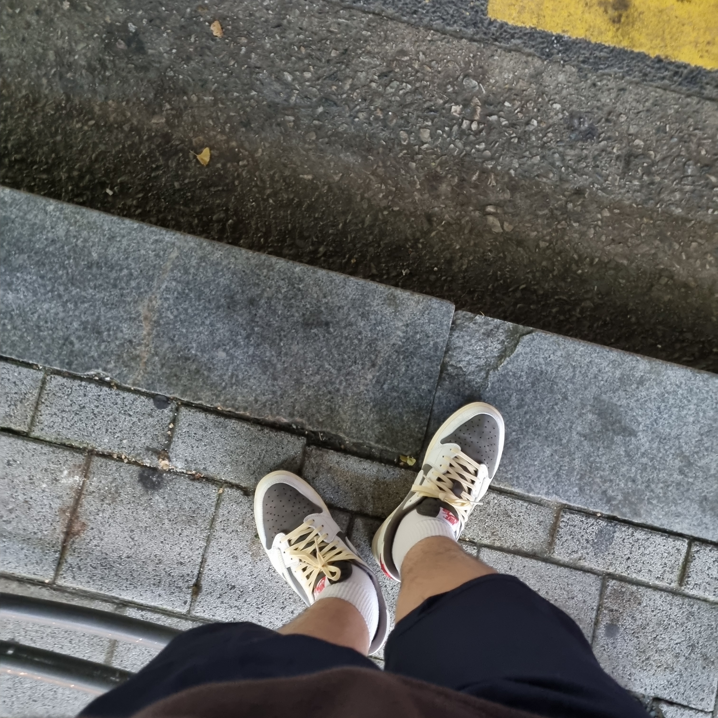 Jordan 1 x Travis Scott Retro Low OG SP Sail and Ridgerock 착용 스타일