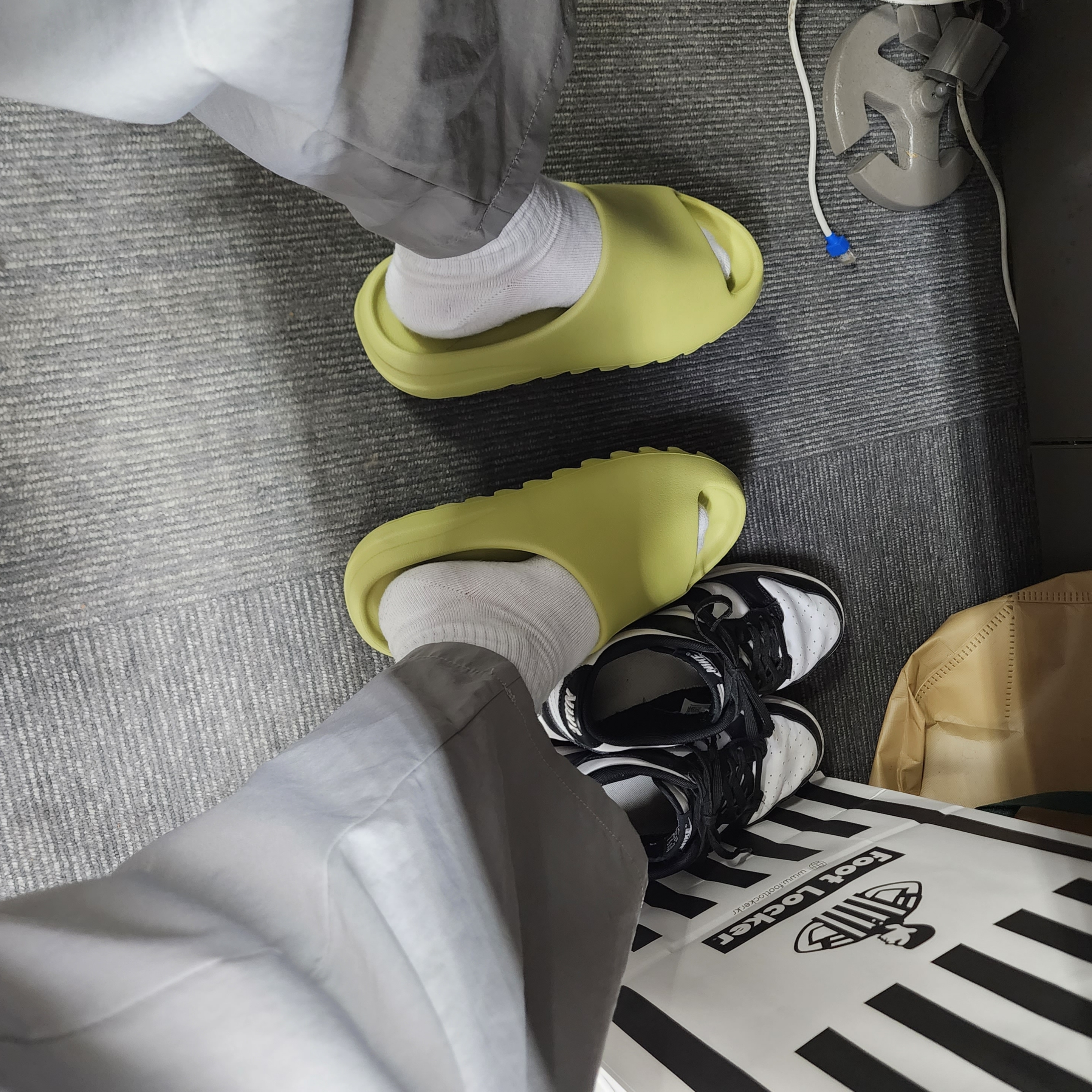 Adidas Yeezy Slide Resin 2022 착용 스타일