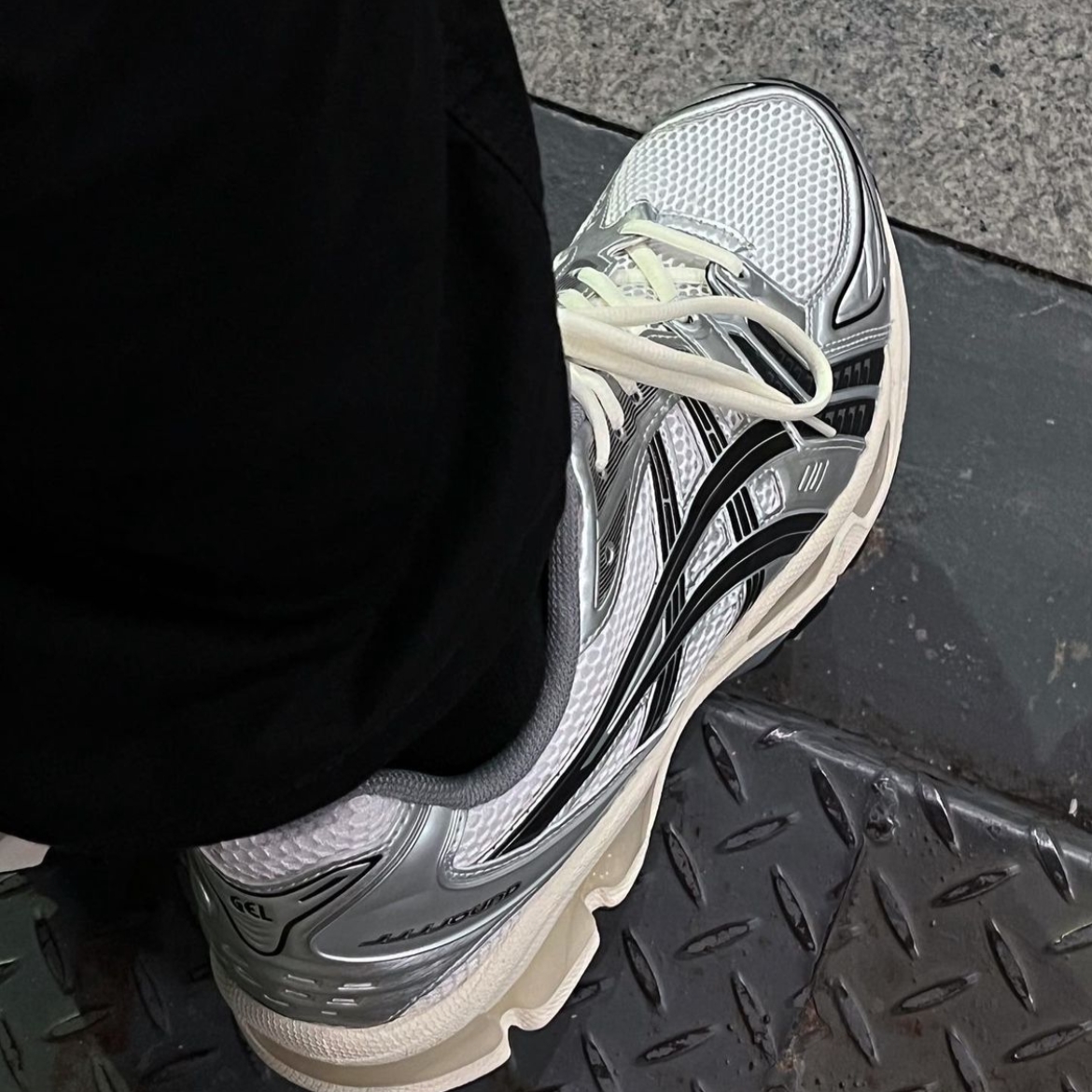 Asics x JJJJound Gel-Kayano 14 Silver Black 착용 스타일 - 2