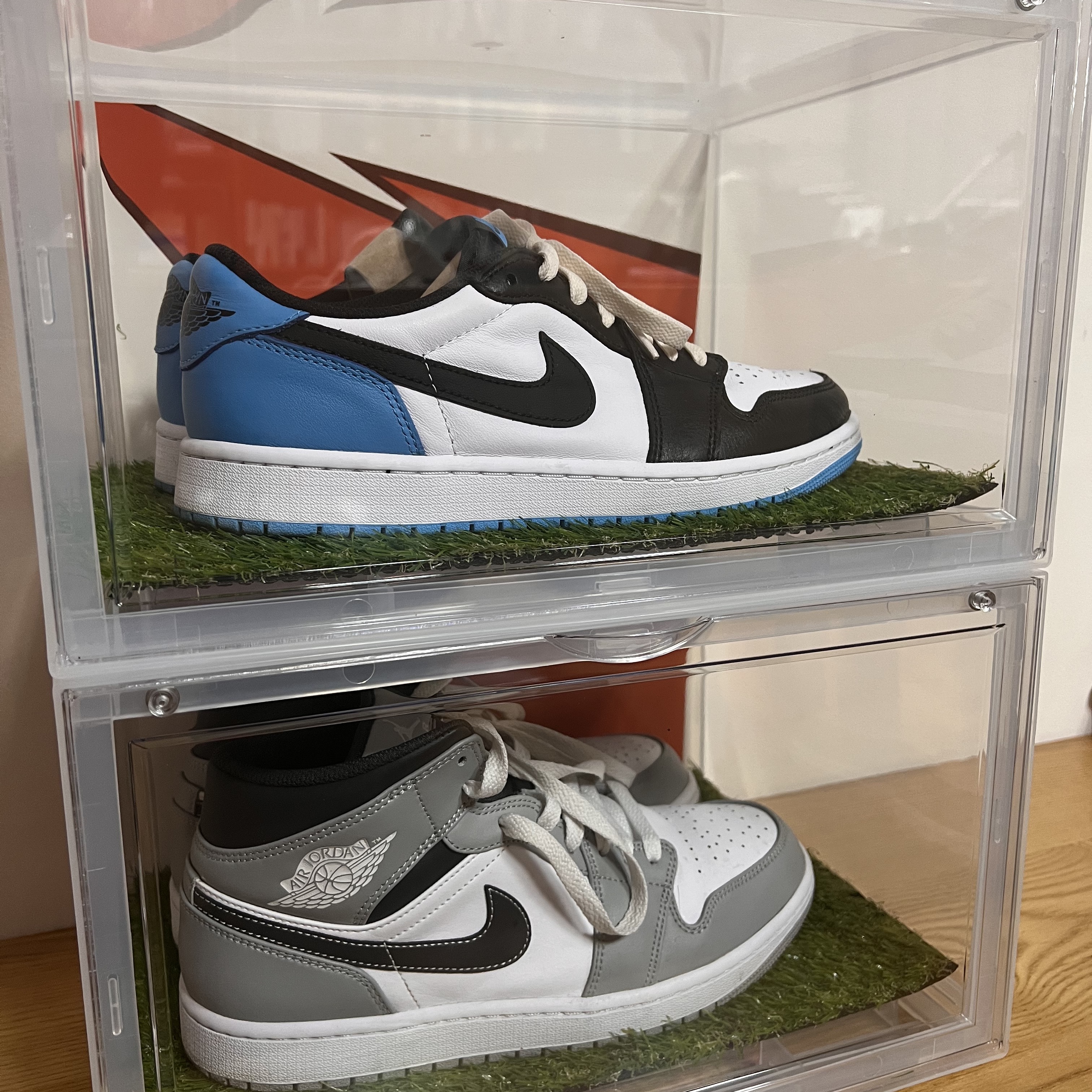 Jordan 1 Retro Low OG Black and Dark Powder Blue, Jordan 1 Mid Light Smoke Grey Anthracite 착용 스타일