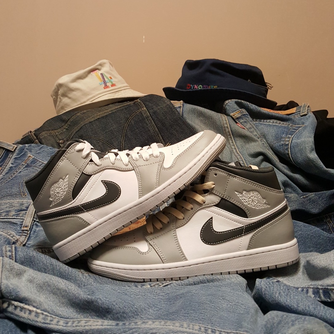 Jordan 1 Mid Light Smoke Grey Anthracite, (GS) Jordan 1 Mid Light Smoke Grey Anthracite 착용 스타일 - 2