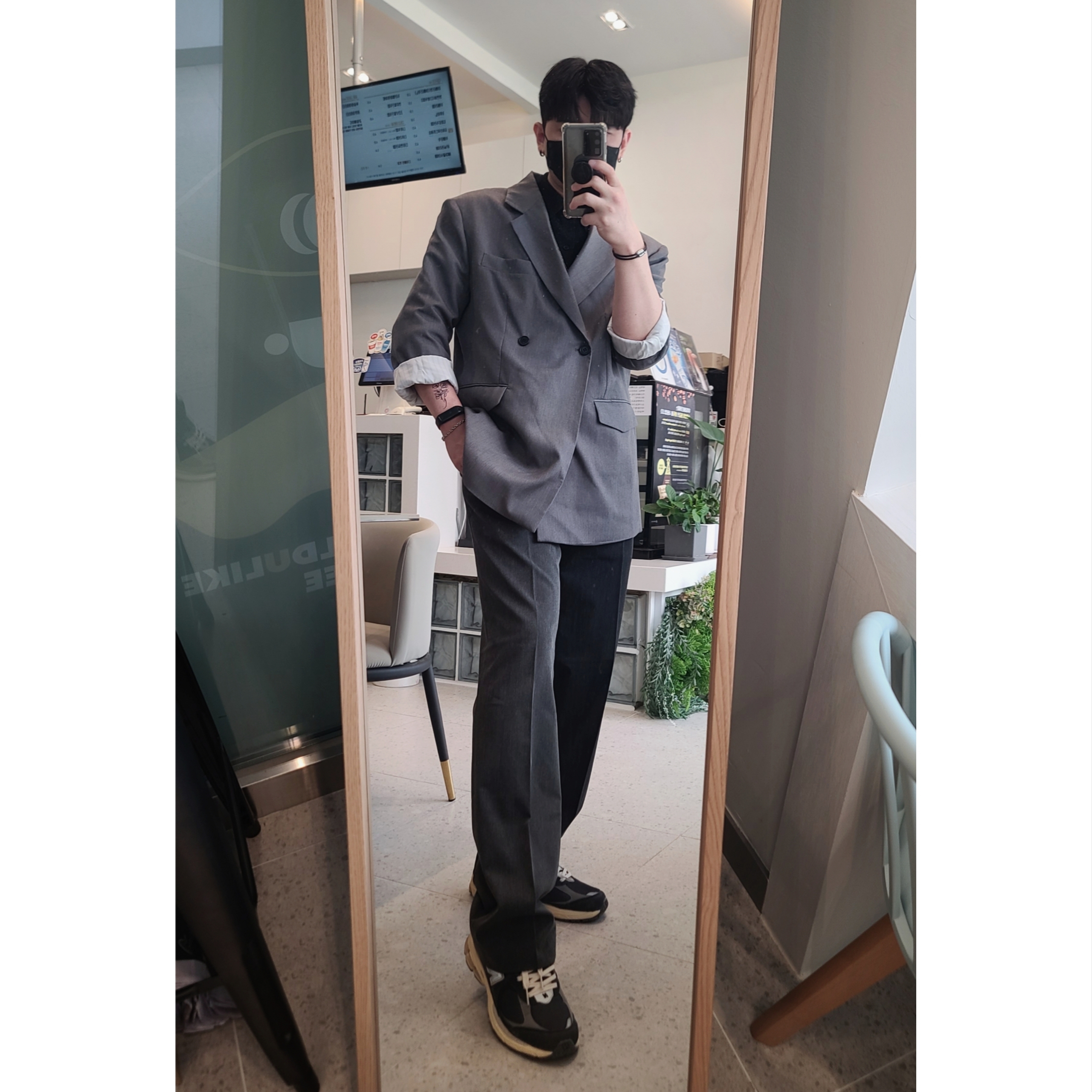 New Balance 2002R Special Vintage Black Grey 착용 스타일 - 2