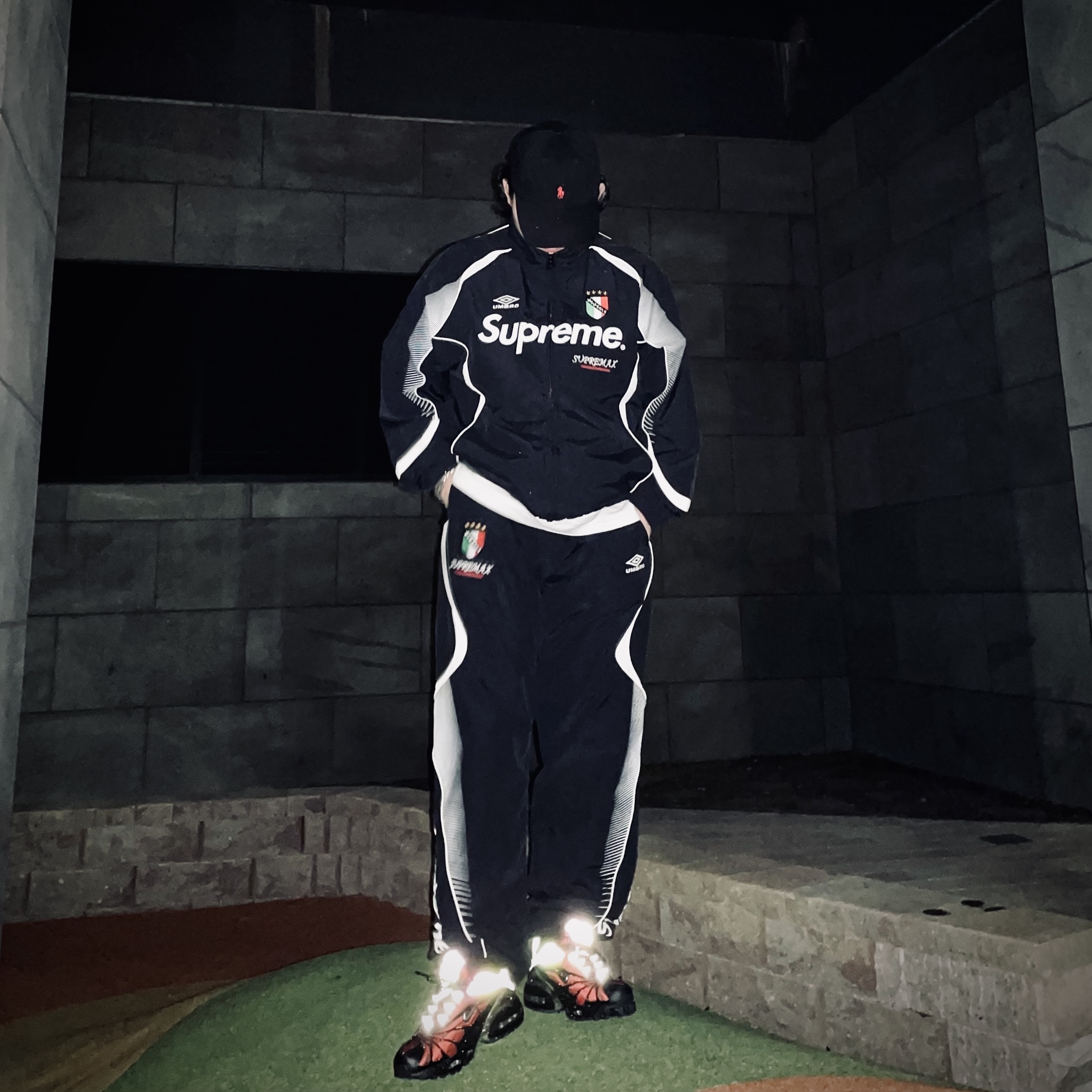 Supreme x Umbro Track Jacket Black - 22SS, Supreme x Umbro Track Pants Black - 22SS 착용 스타일 - 3