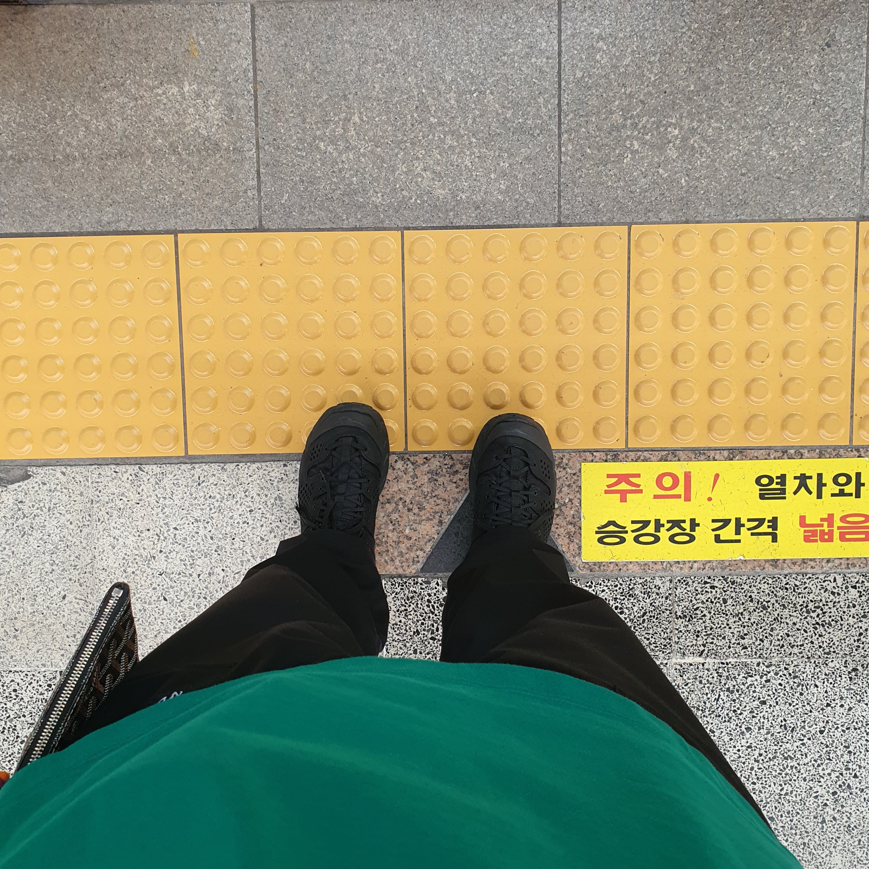 Hoka Tor Ultra Low Black 착용 스타일 - 1
