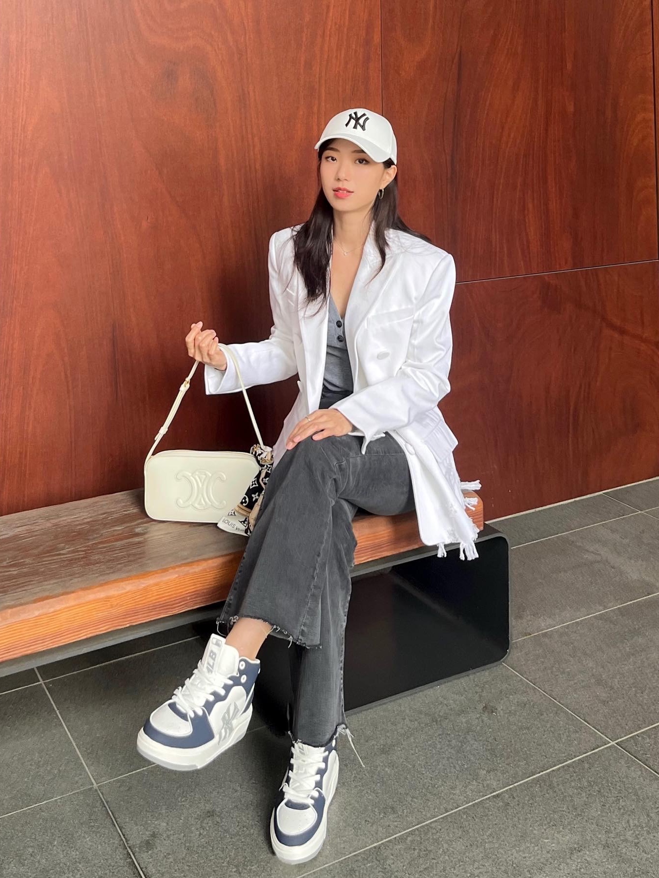 (W) Louis Vuitton Monogram Confidential Bandeau Black, Celine Camera Shoulder Bag Cuir Triomphe in Calfskin Tan 착용 스타일 - 2