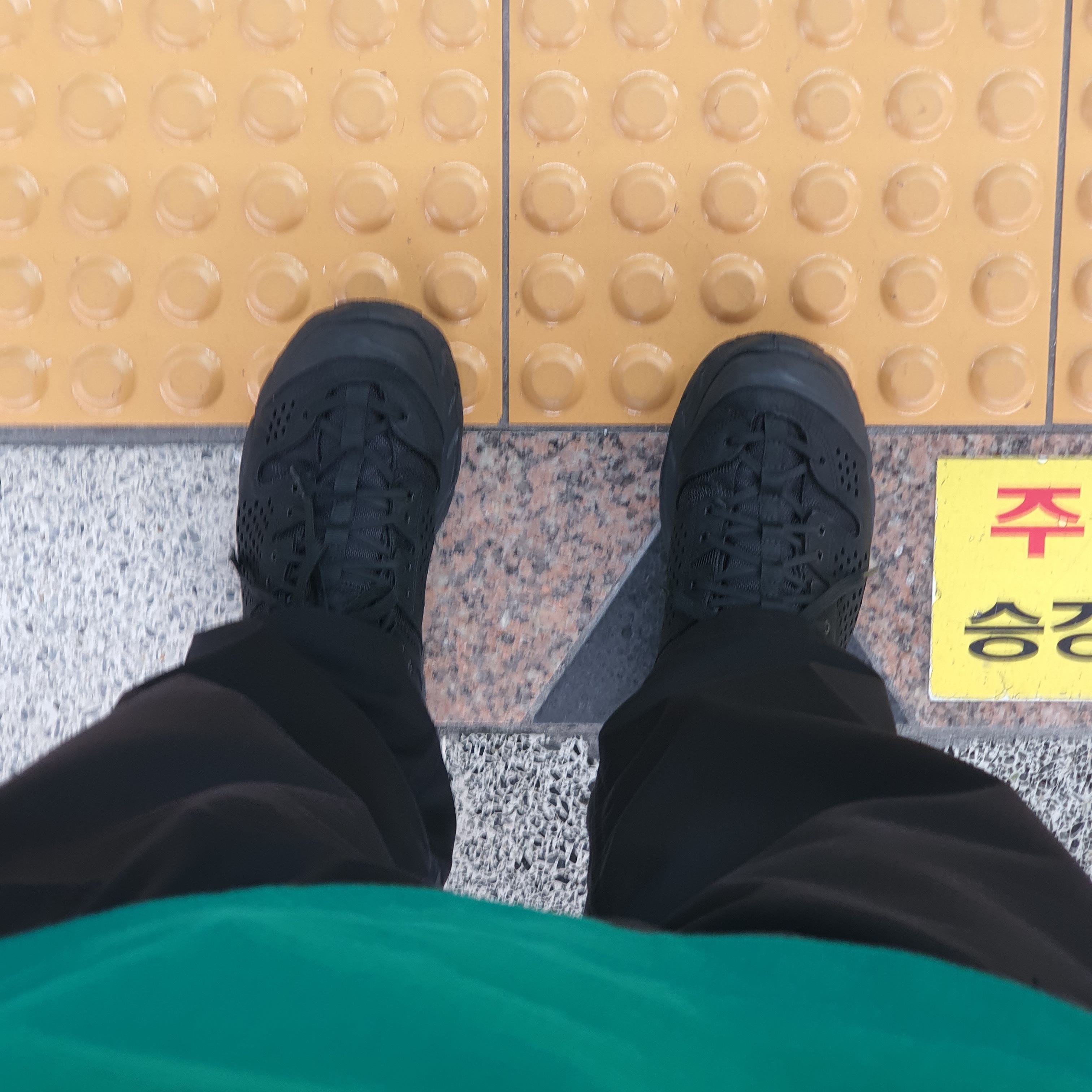 Hoka Tor Ultra Low Black 착용 스타일 - 2