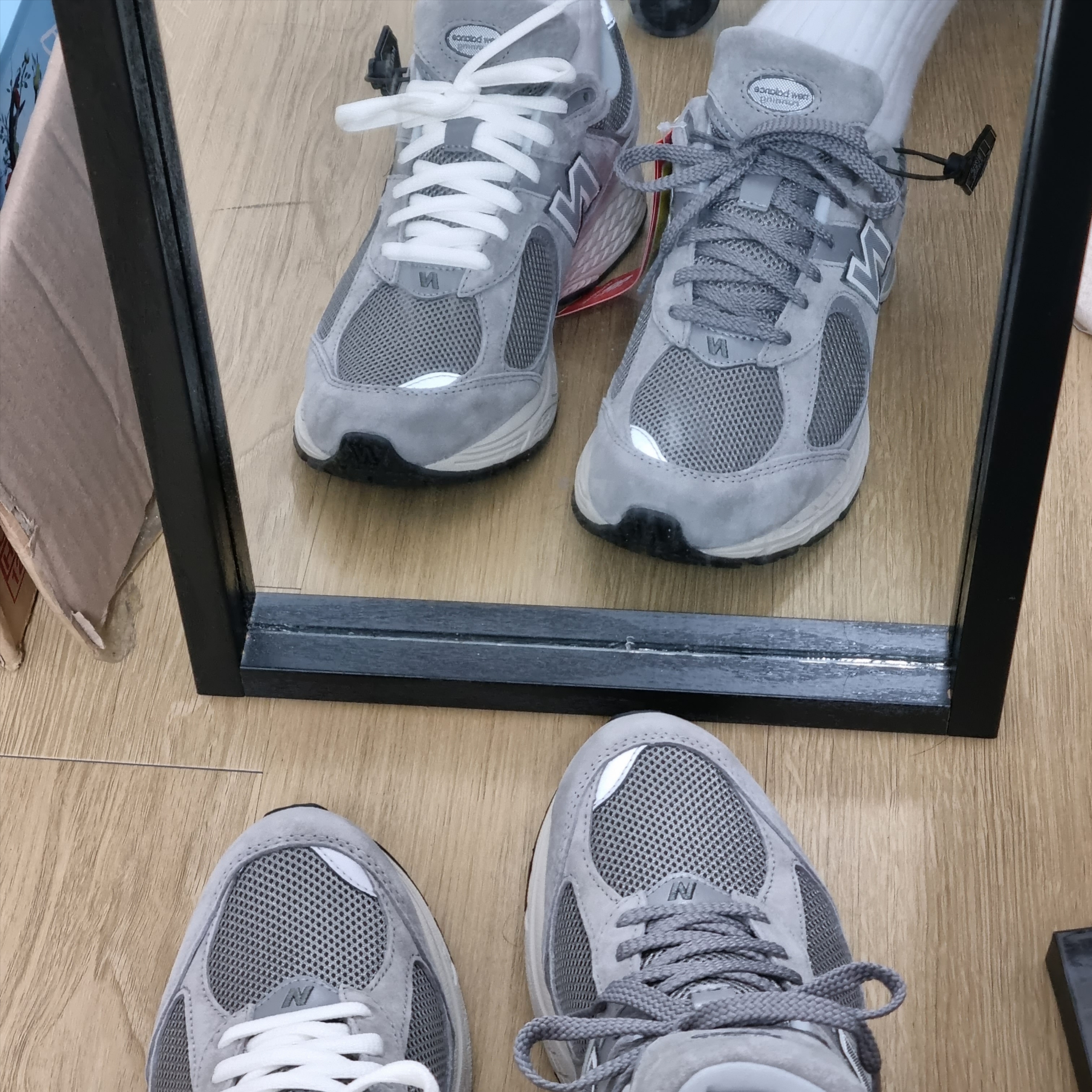 New Balance 2002R Grey 착용 스타일