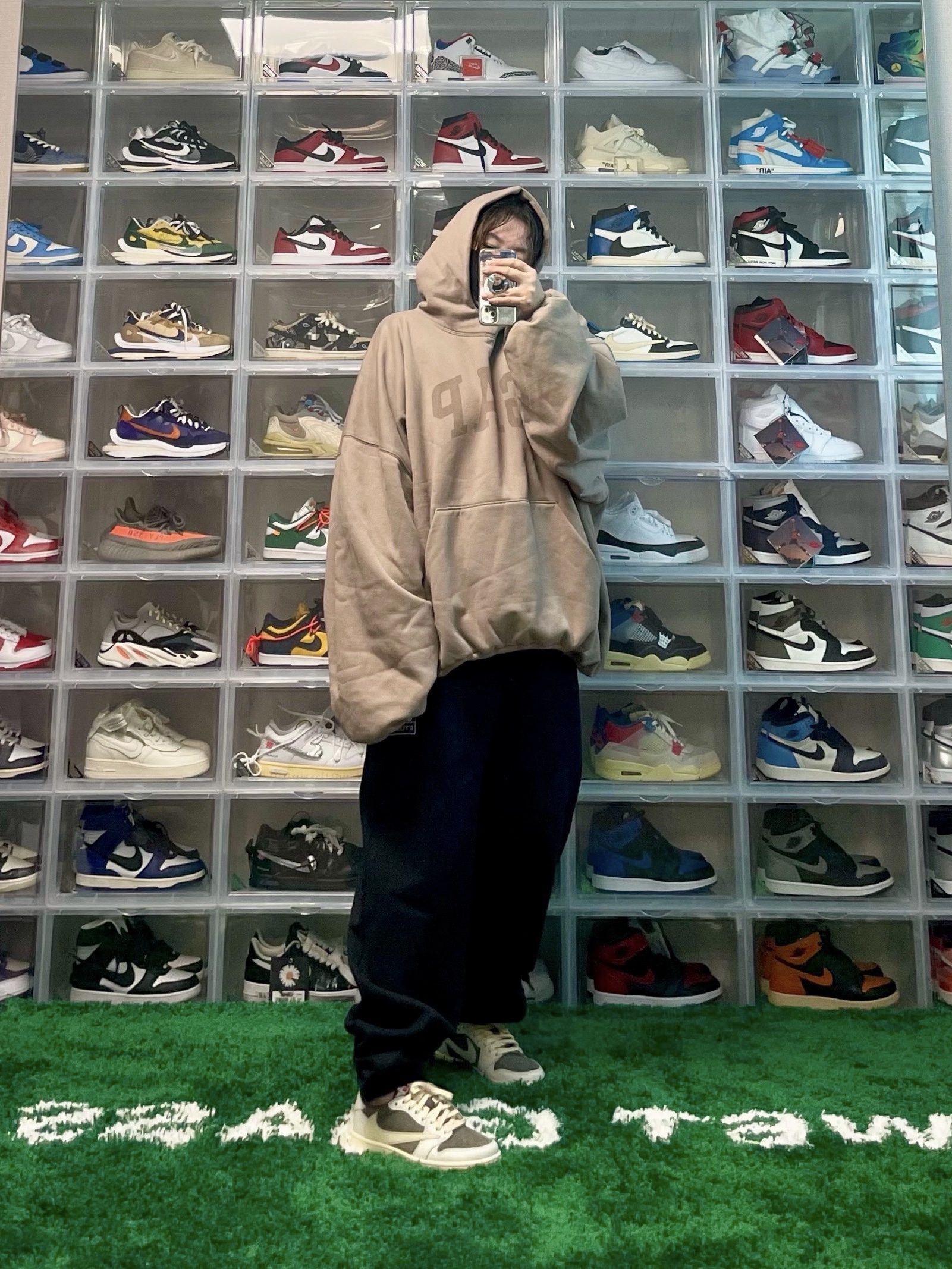 Jordan 1 x Travis Scott Retro Low OG SP Sail and Ridgerock, Yeezy Gap Engineered By Balenciaga Dove Hoodie Beige 착용 스타일