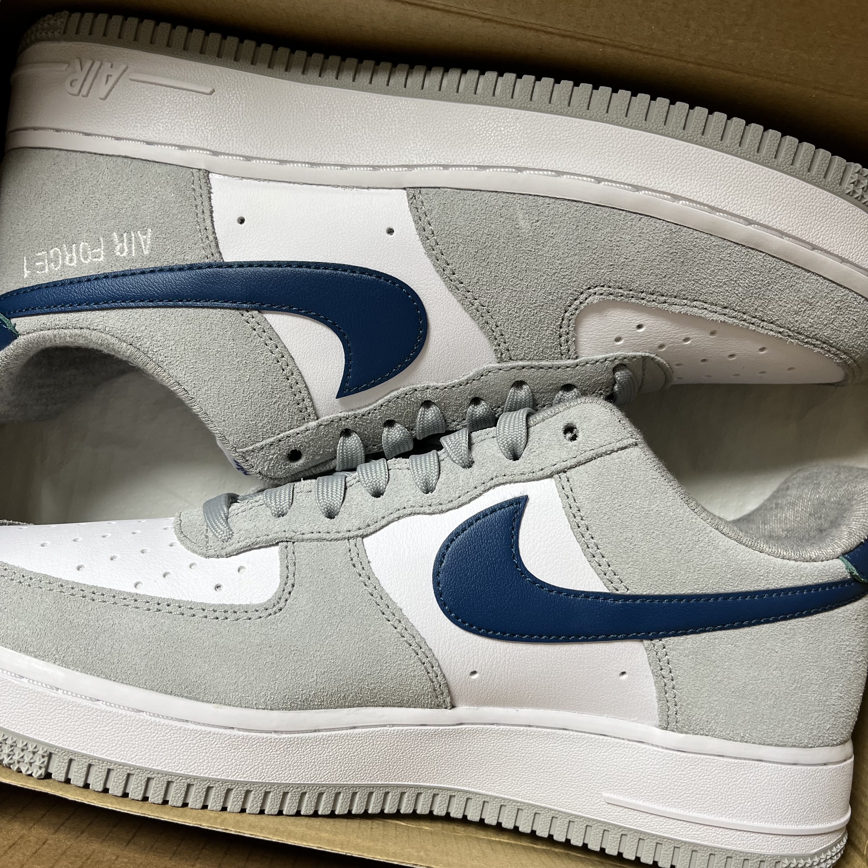 Nike Air Force 1 '07 LV8 Athletic Club Light Smoke Grey Marina 착용 스타일