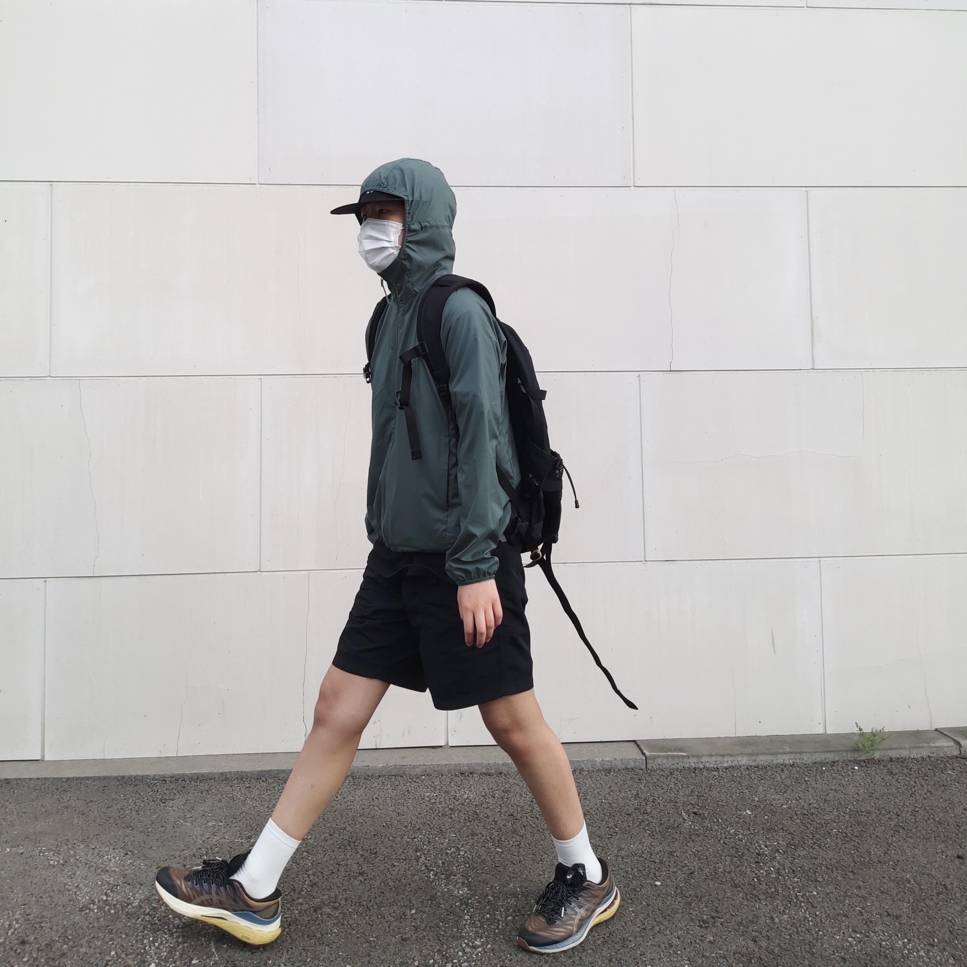 (W) Asics FN3-S Gel-Kayano 28 Anthracite Antique Gold 착용 스타일 - 1