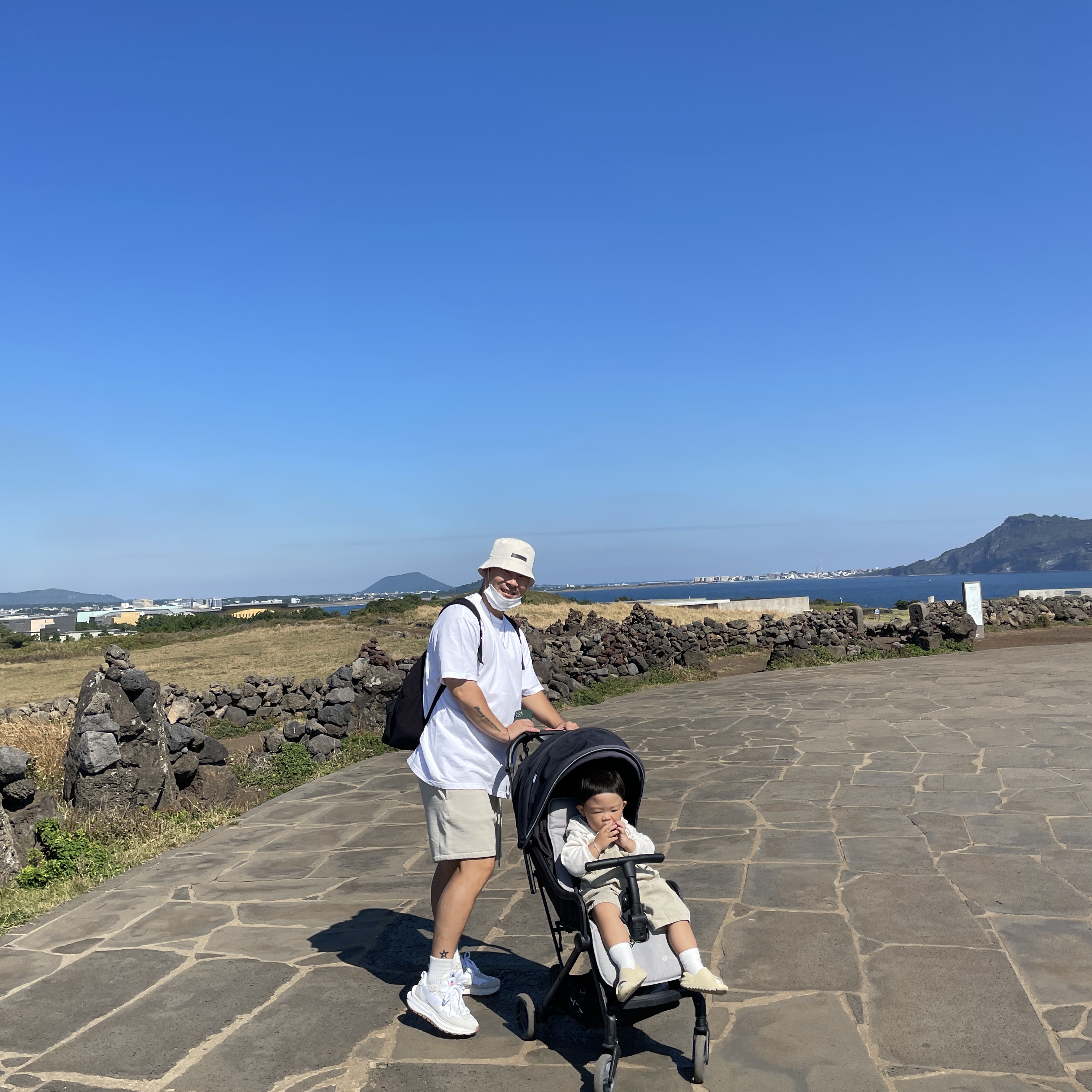 Essentials Bucket Hat Egg Shell - 22FW, Essentials Shorts Wheat - 22SS 착용 스타일