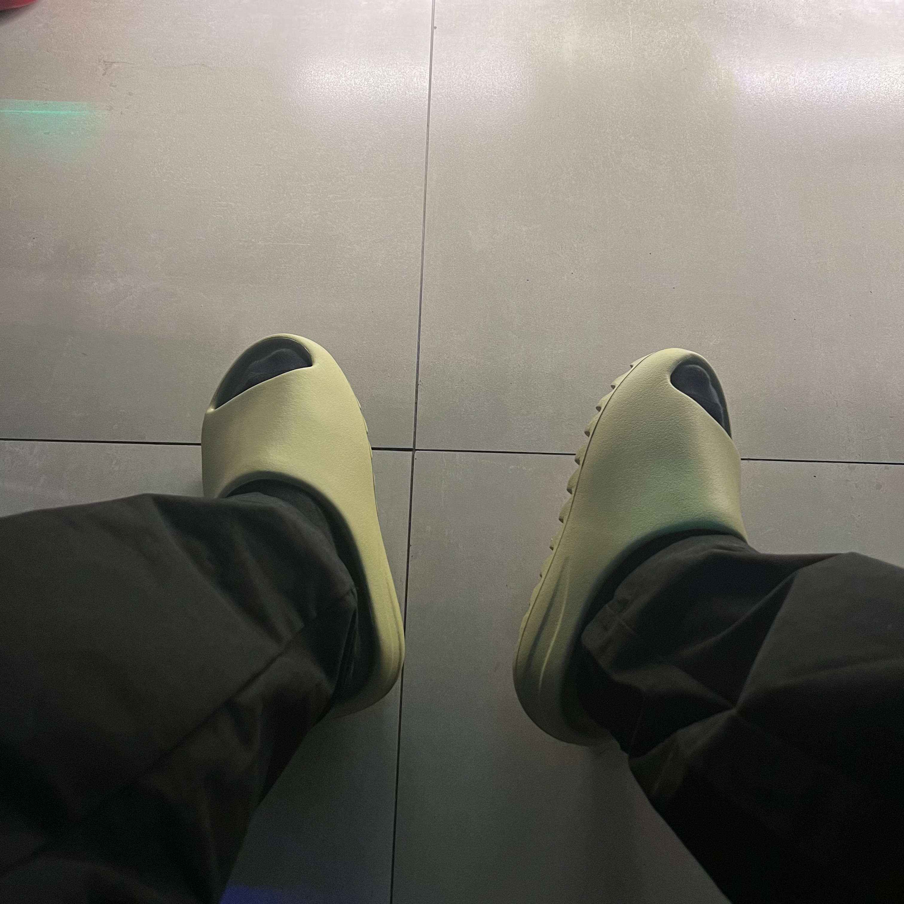 Adidas Yeezy Slide Resin 2022 착용 스타일