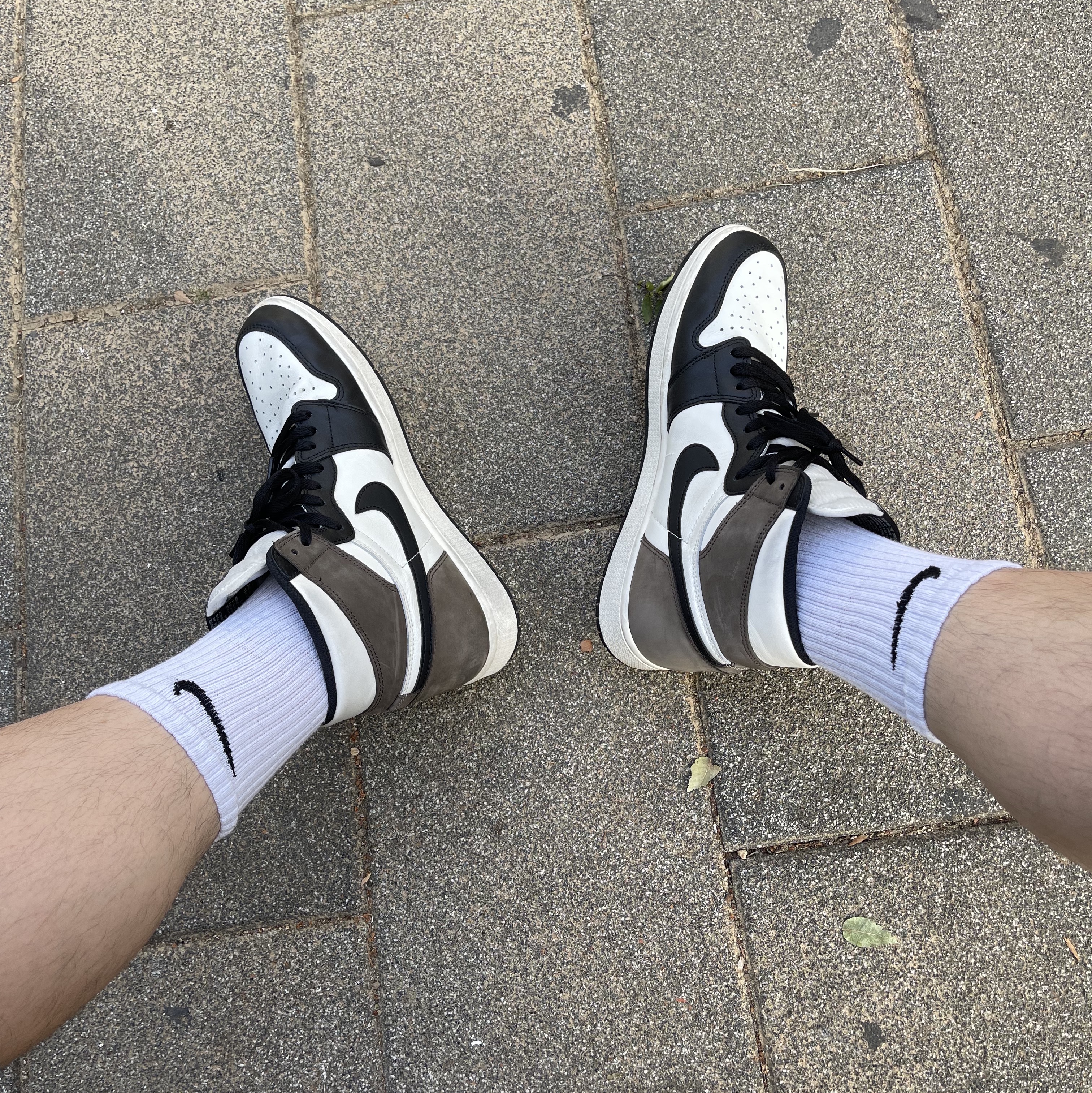 Jordan 1 Retro High OG Black Mocha 착용 스타일 - 2