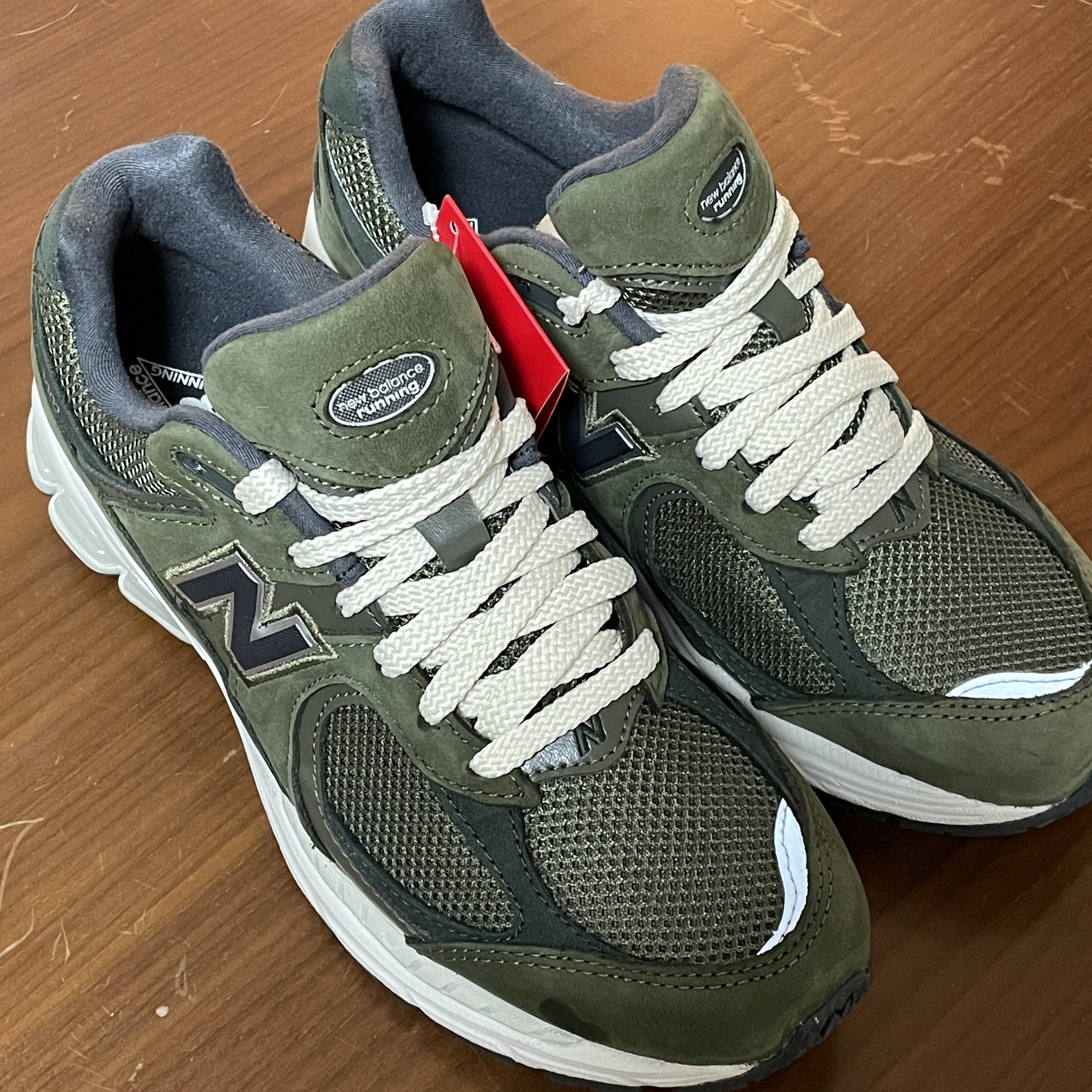 New Balance 2002R Grape Leaf 착용 스타일 - 3