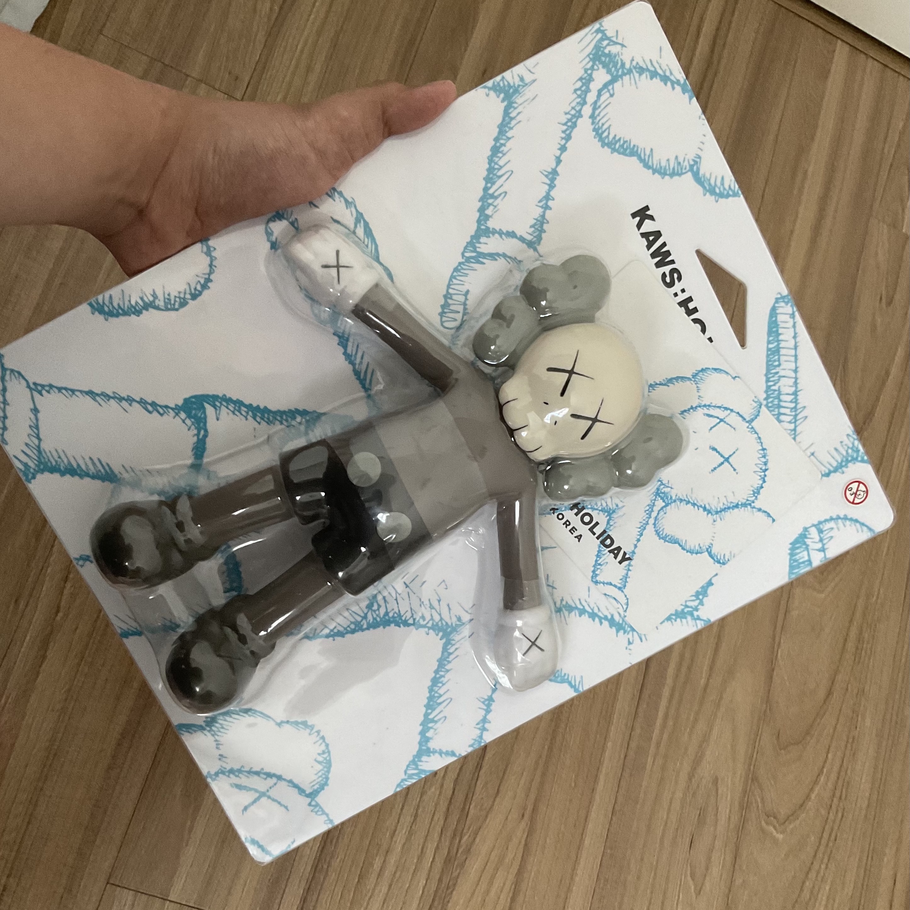 Kaws Holiday Korea Companion Bath Toy 착용 스타일