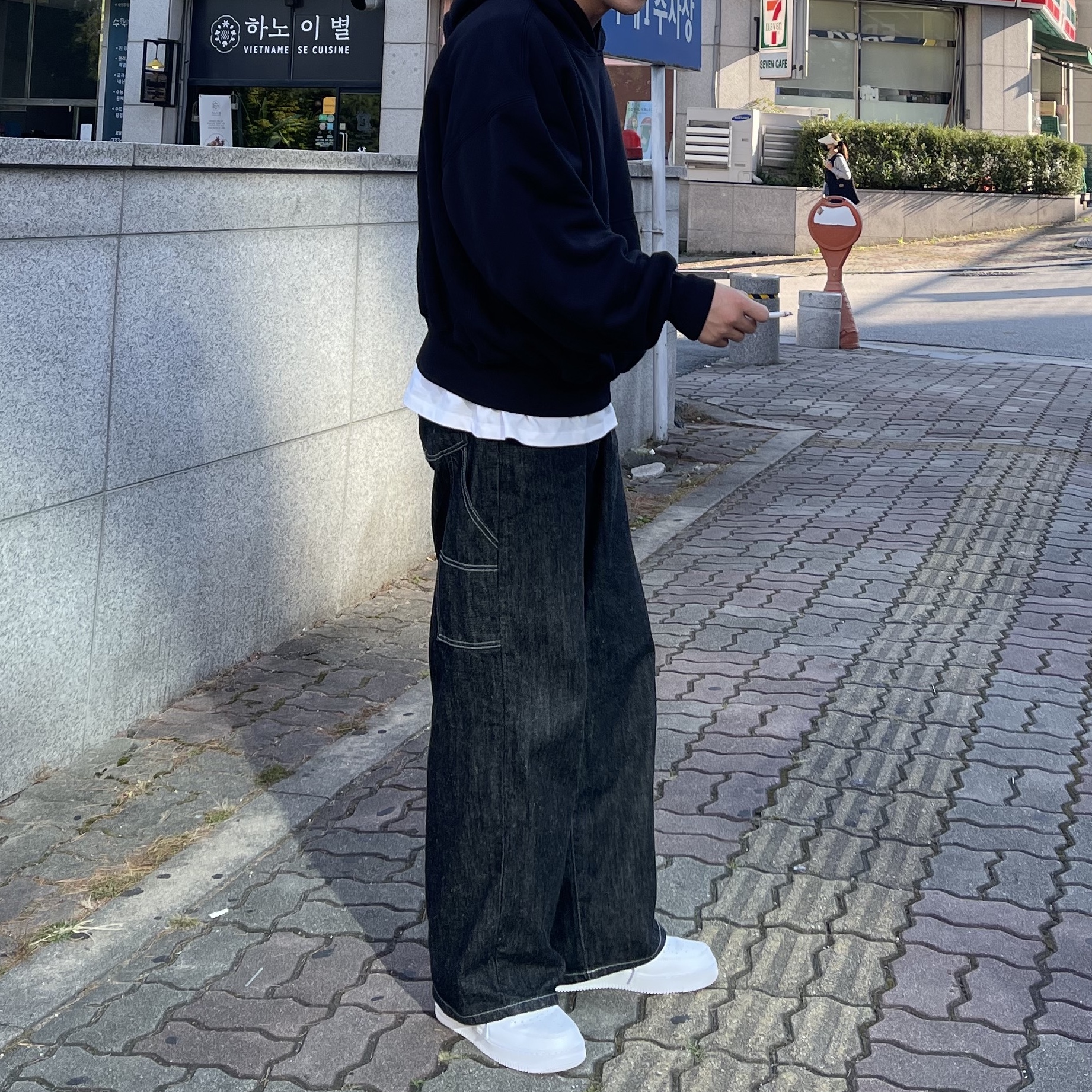 Nike Air Force 1 '07 Low White, Yeezy Gap Hoodie Black 착용 스타일 - 5