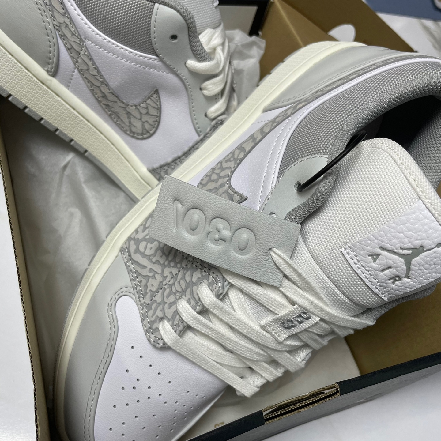 Jordan 1 Low PRM Elephant Print 착용 스타일 - 3