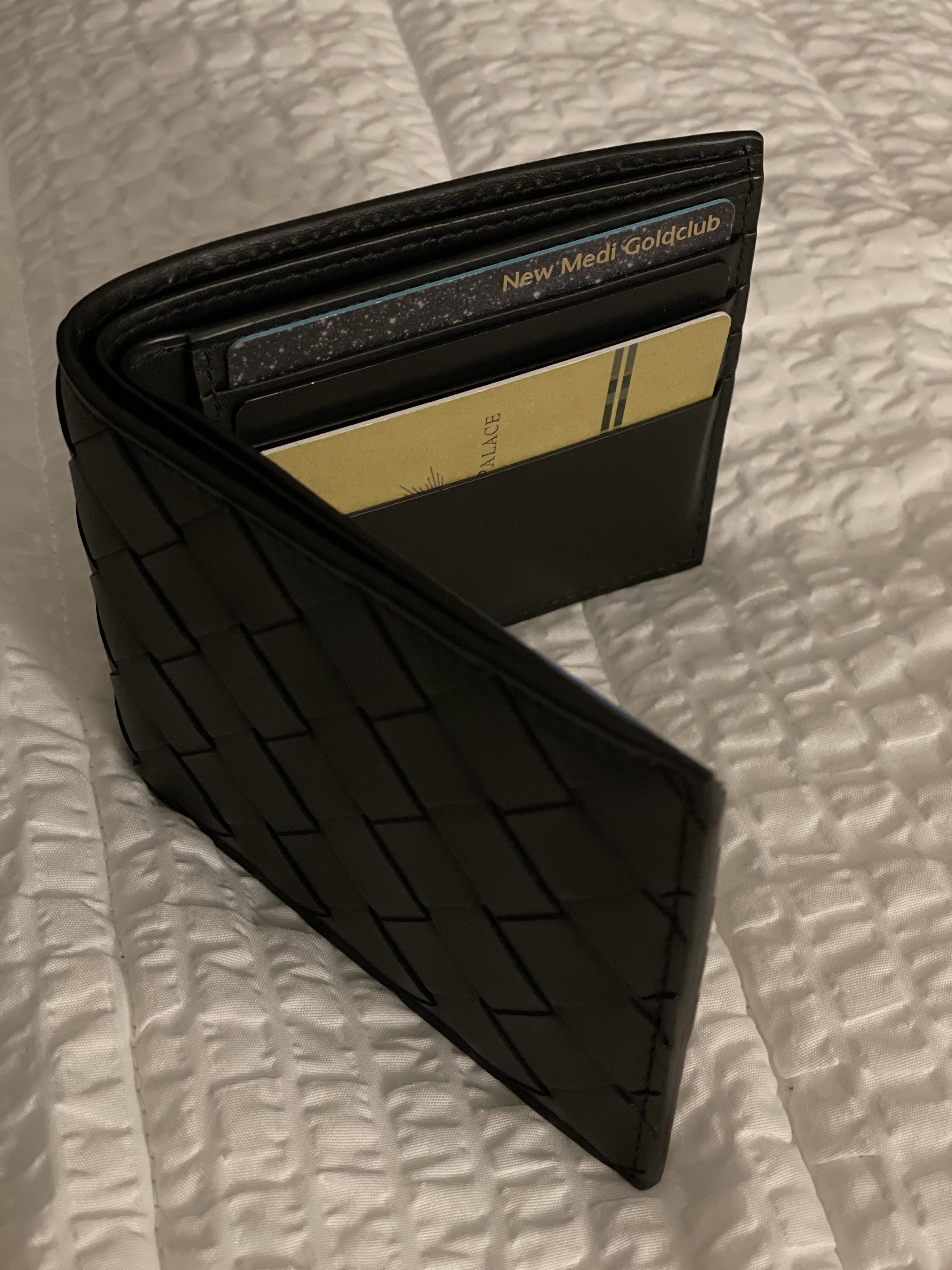 Bottega Veneta Bi-Fold Wallet Black 착용 스타일 - 2