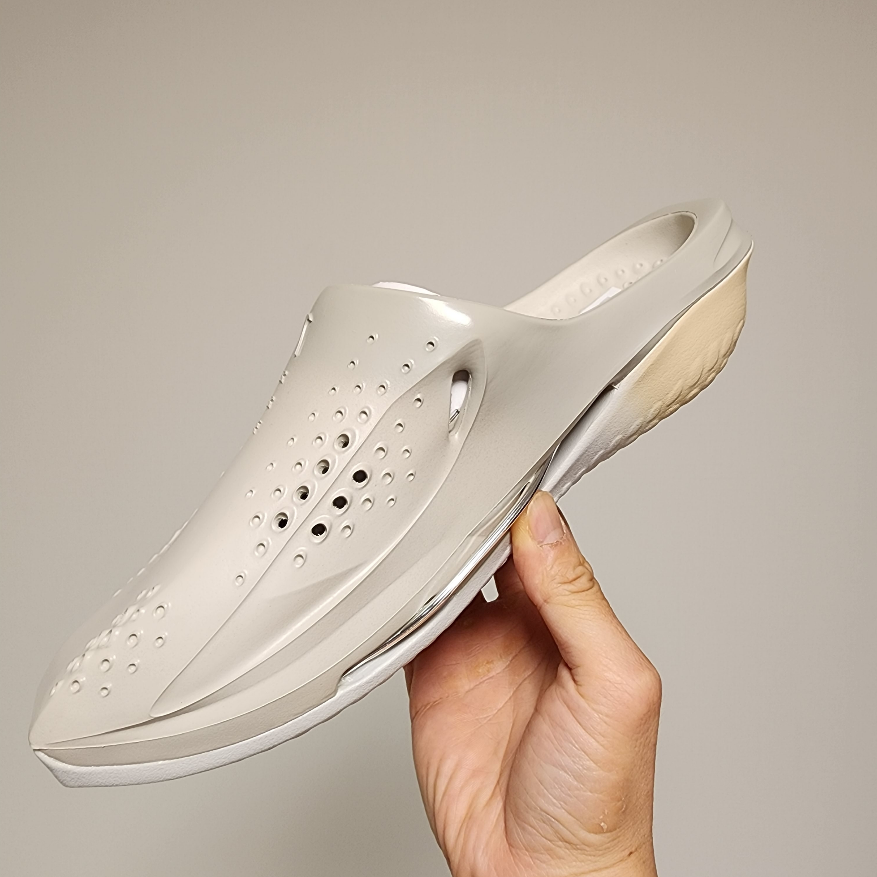 Nike x Matthew M Williams 005 Slide Light Bone and Chrome 착용 스타일 - 1