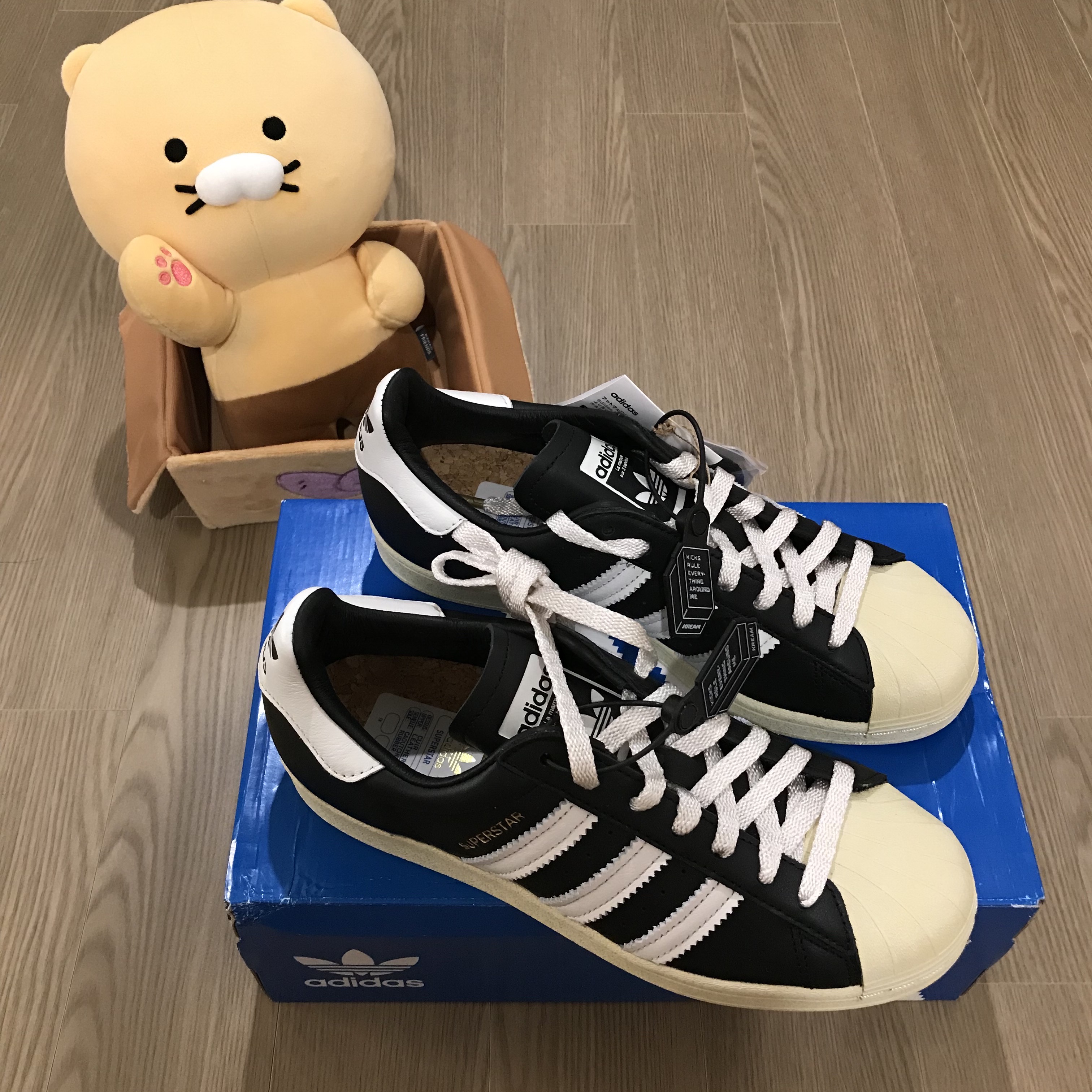 Adidas Superstar Premium Black White 착용 스타일