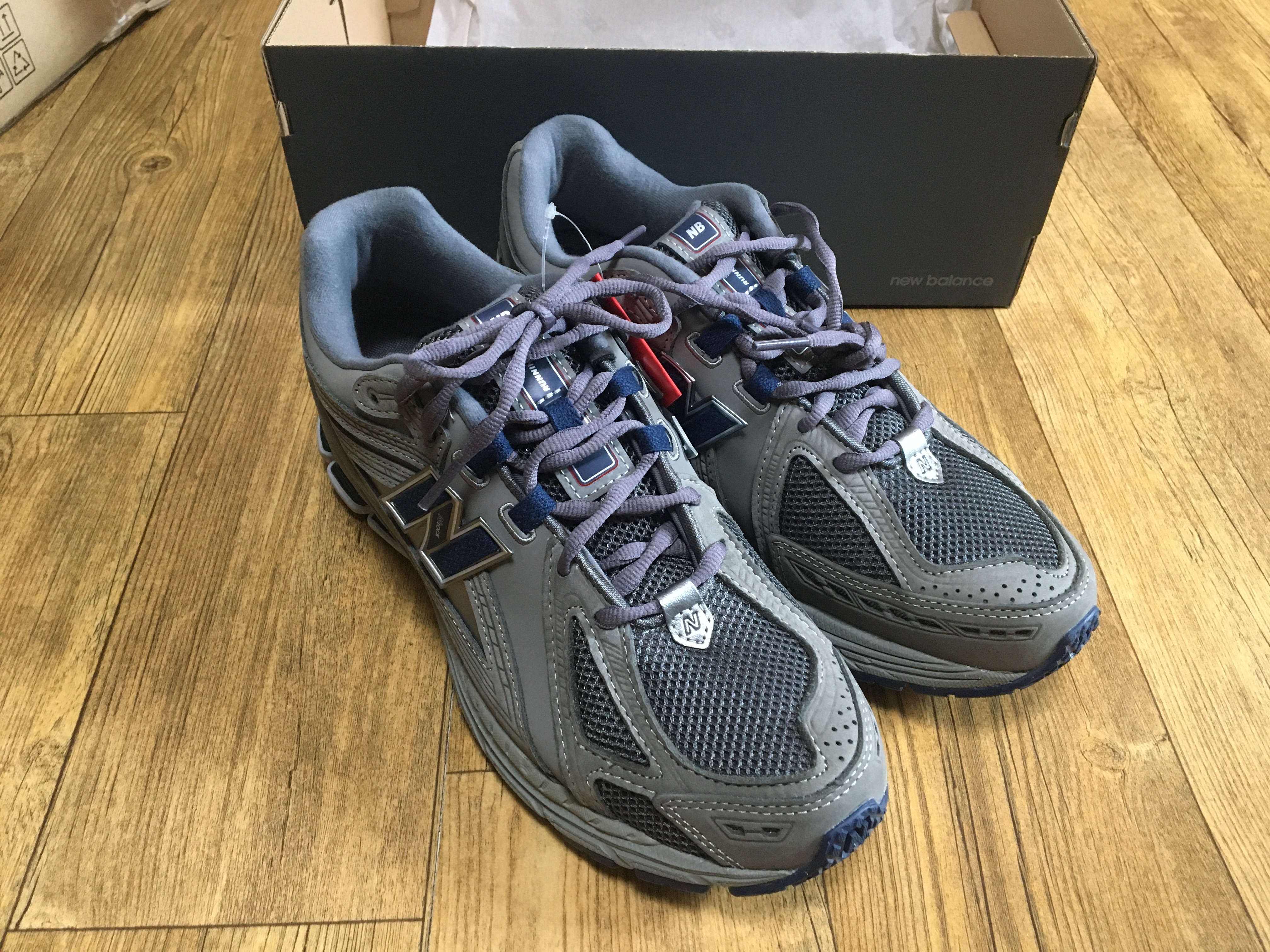 New Balance 1906R Charcoal Grey 착용 스타일 - 1