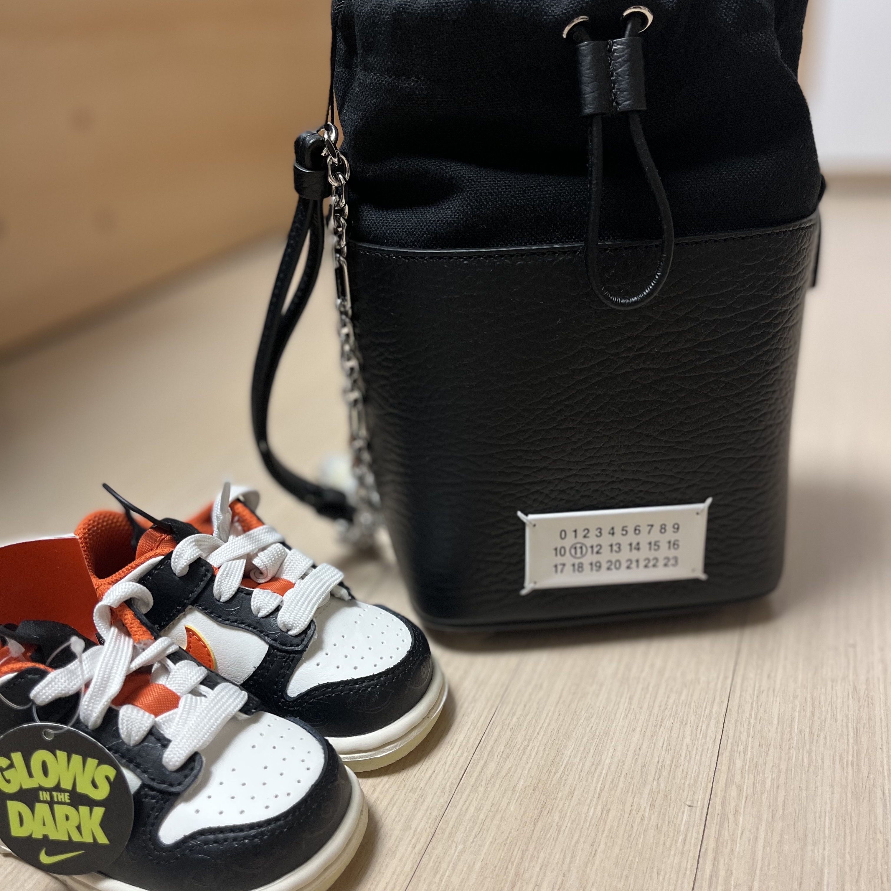 (TD) Nike Dunk Low PRM Halloween, Maison Margiela 5AC Bucket Bag Black 착용 스타일
