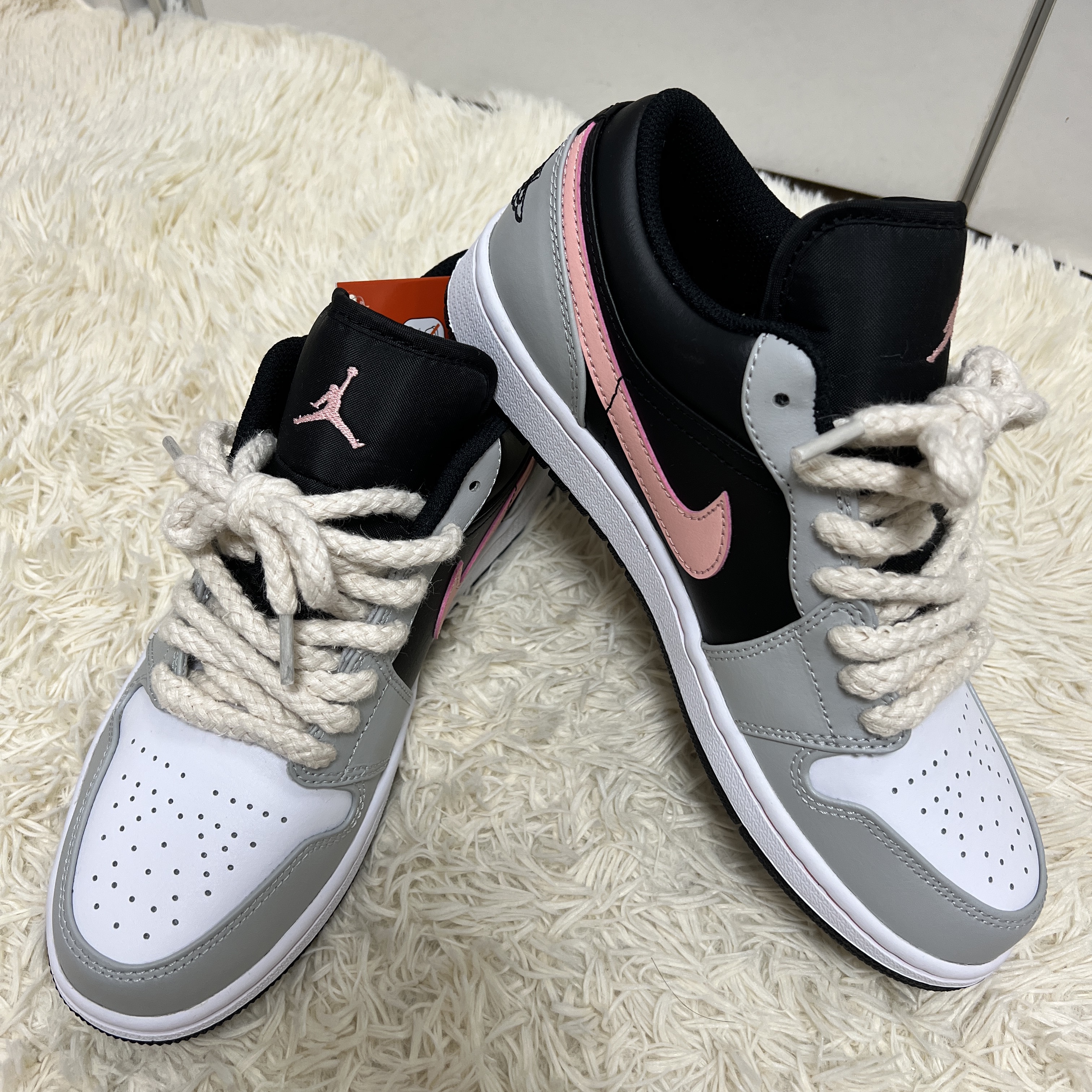 Jordan 1 Low Grey Fog Black Bleached Coral 착용 스타일