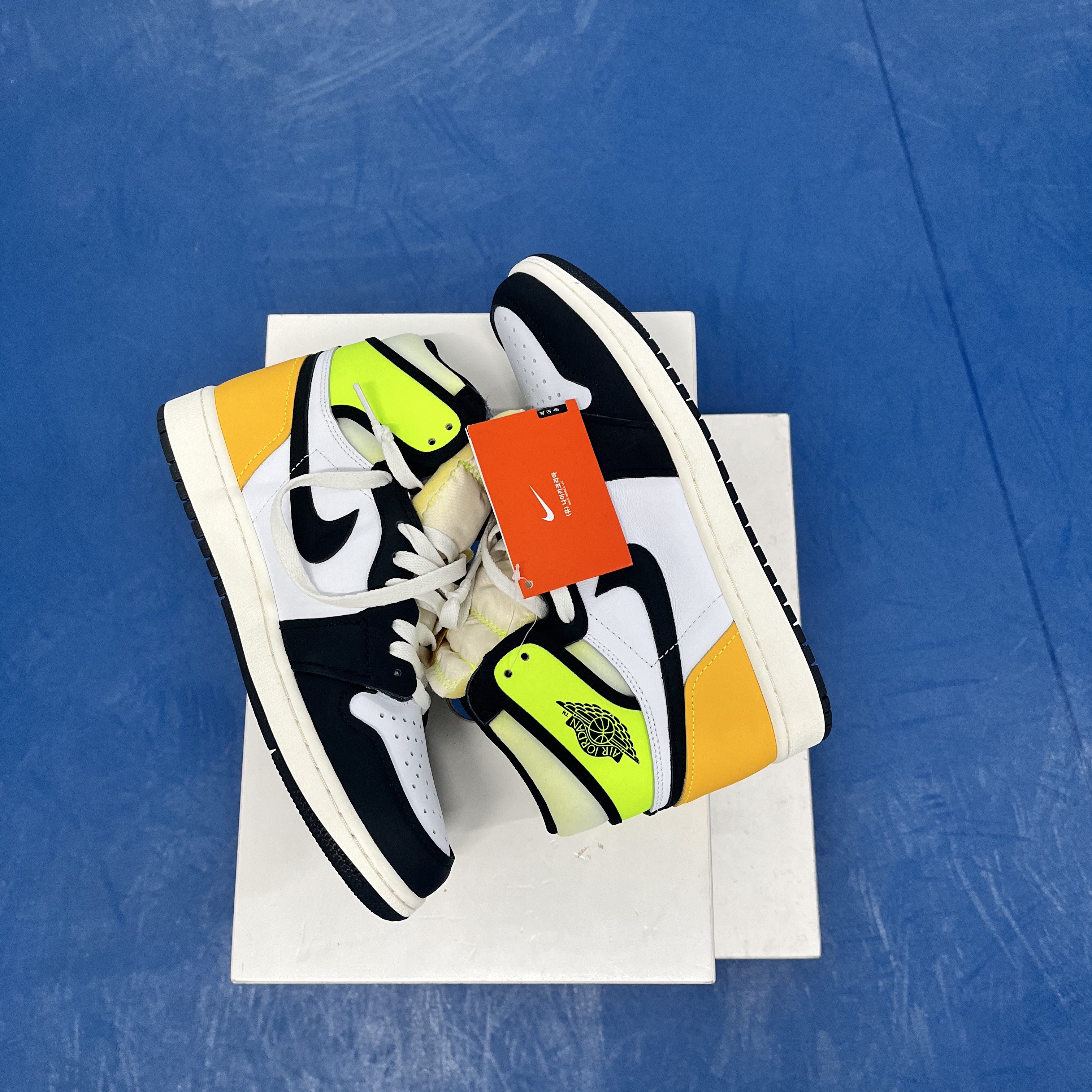 Jordan 1 Retro High OG Volt Gold 착용 스타일 - 1