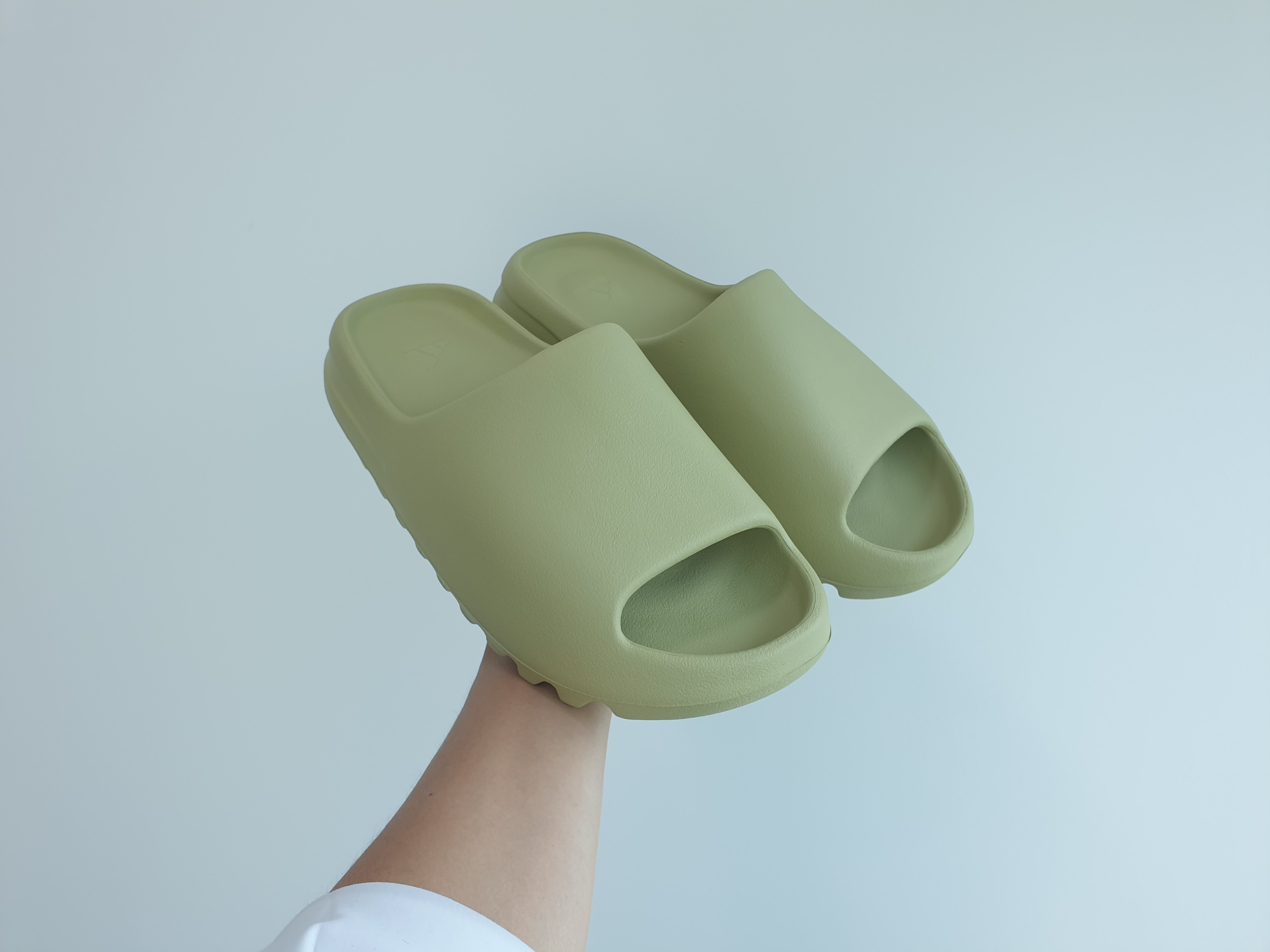 Adidas Yeezy Slide Resin 2022 착용 스타일 - 2