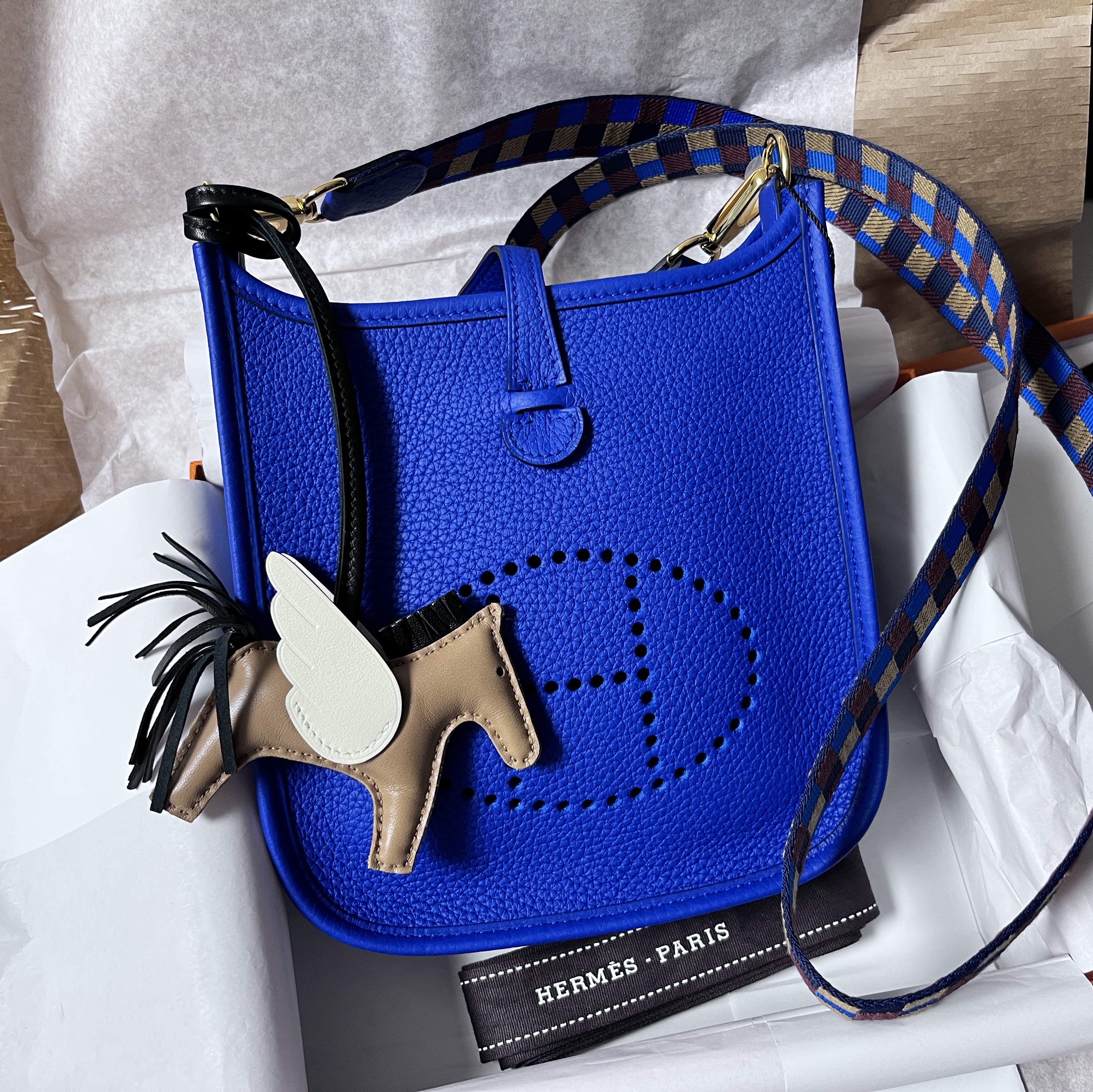 Hermes Evelyne 16 Amazone Bag Clemence & Gold Bleu Royal Bleu Billard Biscuit Rough H, Hermes Rodeo Pegase PM Charm Milo Swift & Sesame Noir Nata 착용 스타일