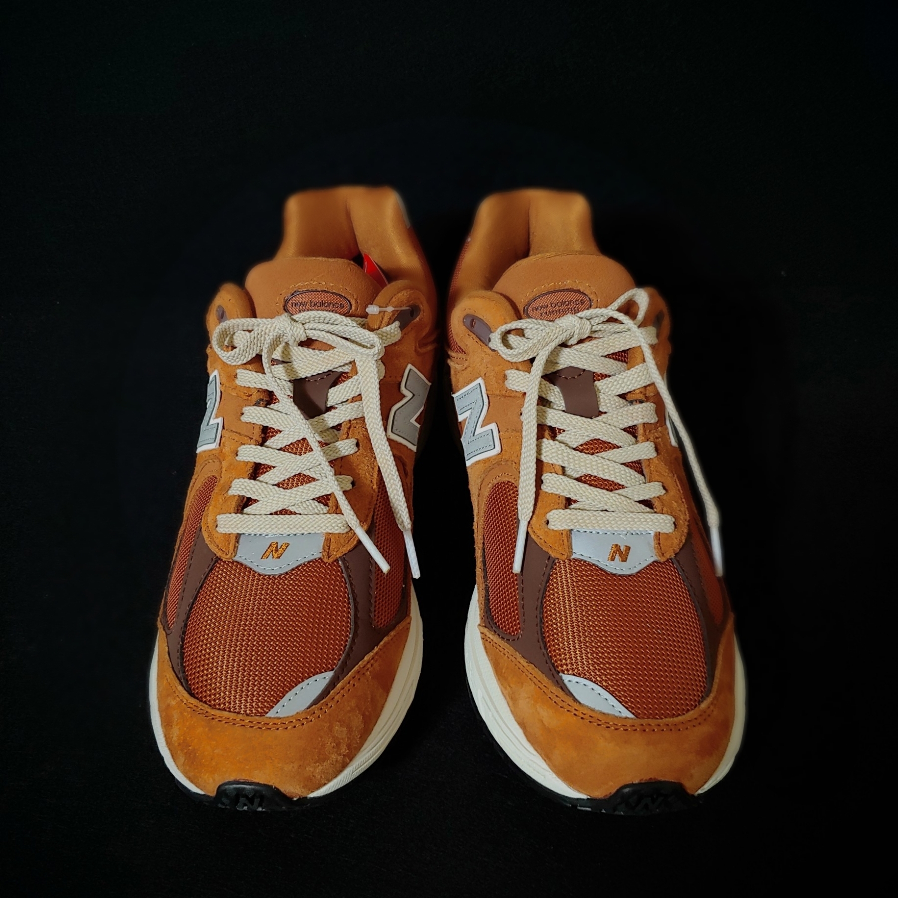 New Balance 2002R Rust Oxide 착용 스타일 - 1