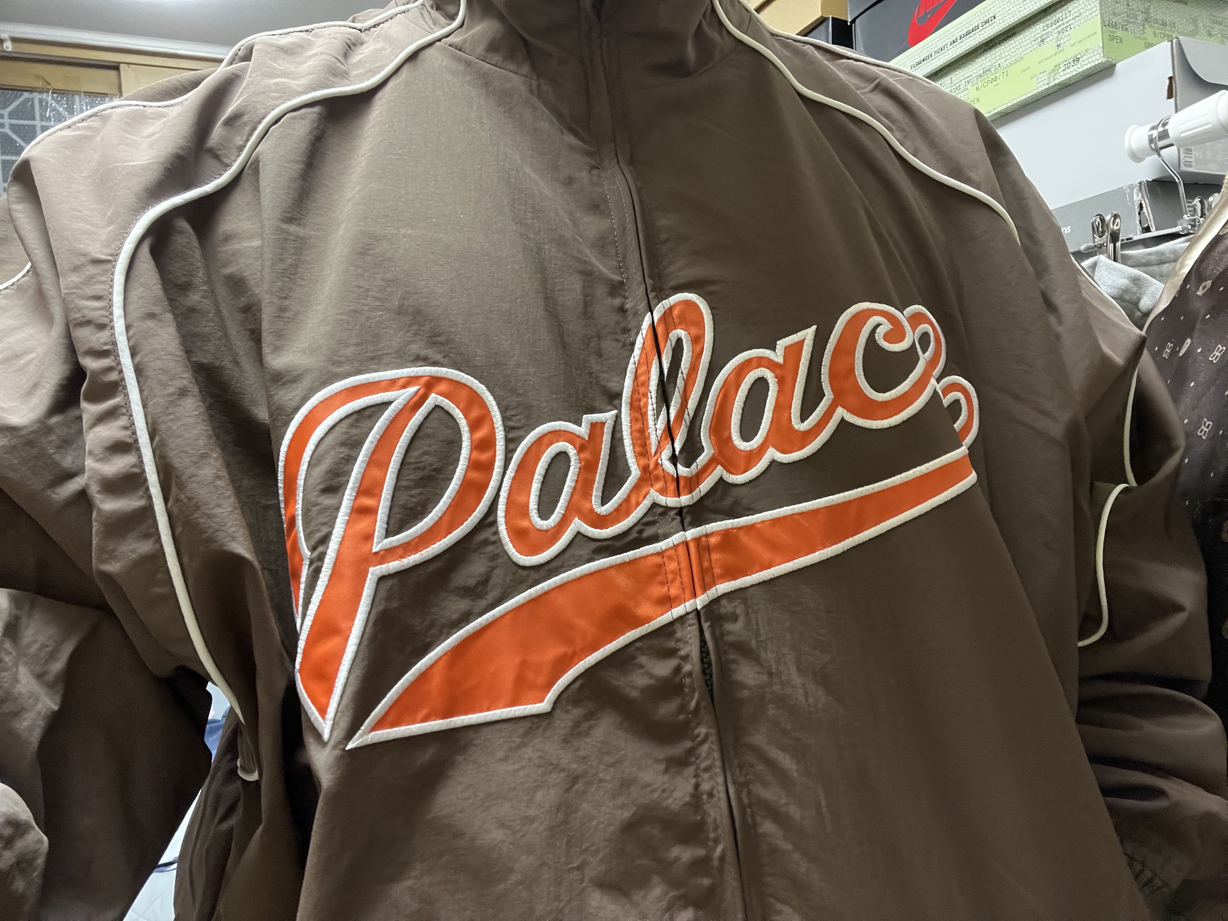 Palace Sport Mit Script Jacket Brown - 22FW, Palace Sport Mit Script Bottoms Brown - 22FW 착용 스타일 - 1