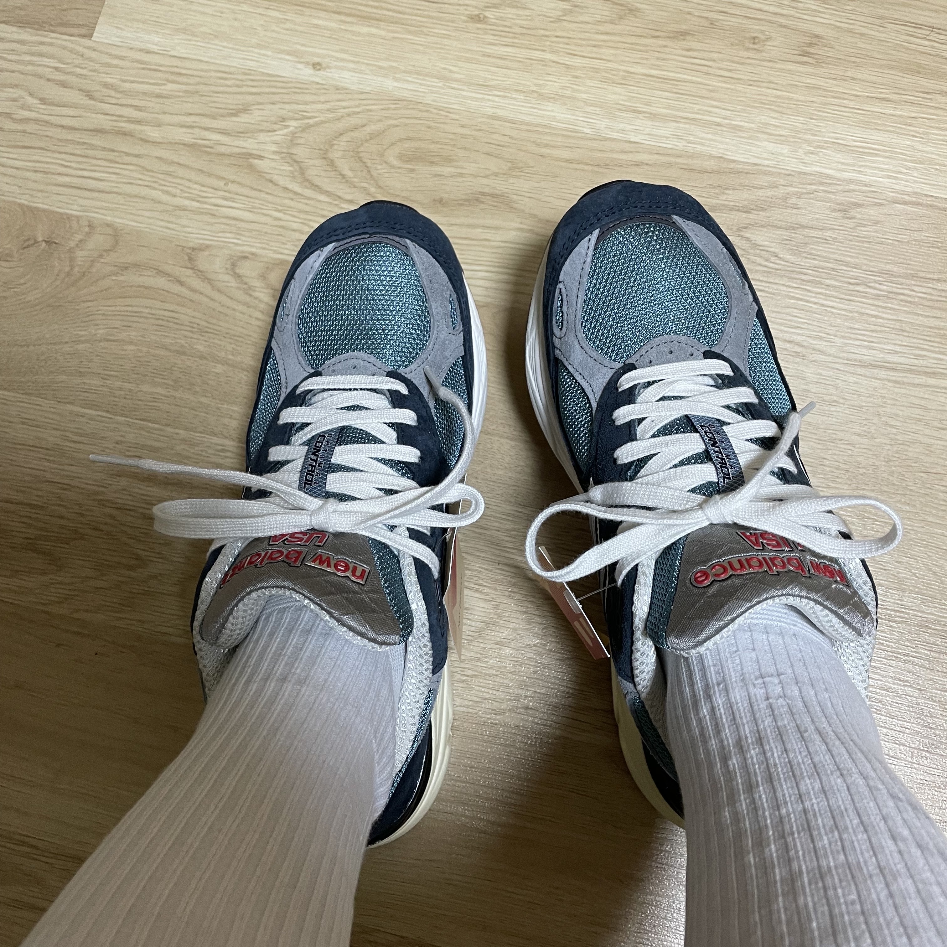 New Balance 990v3 Made in USA Navy Spring Tide 착용 스타일 - 2