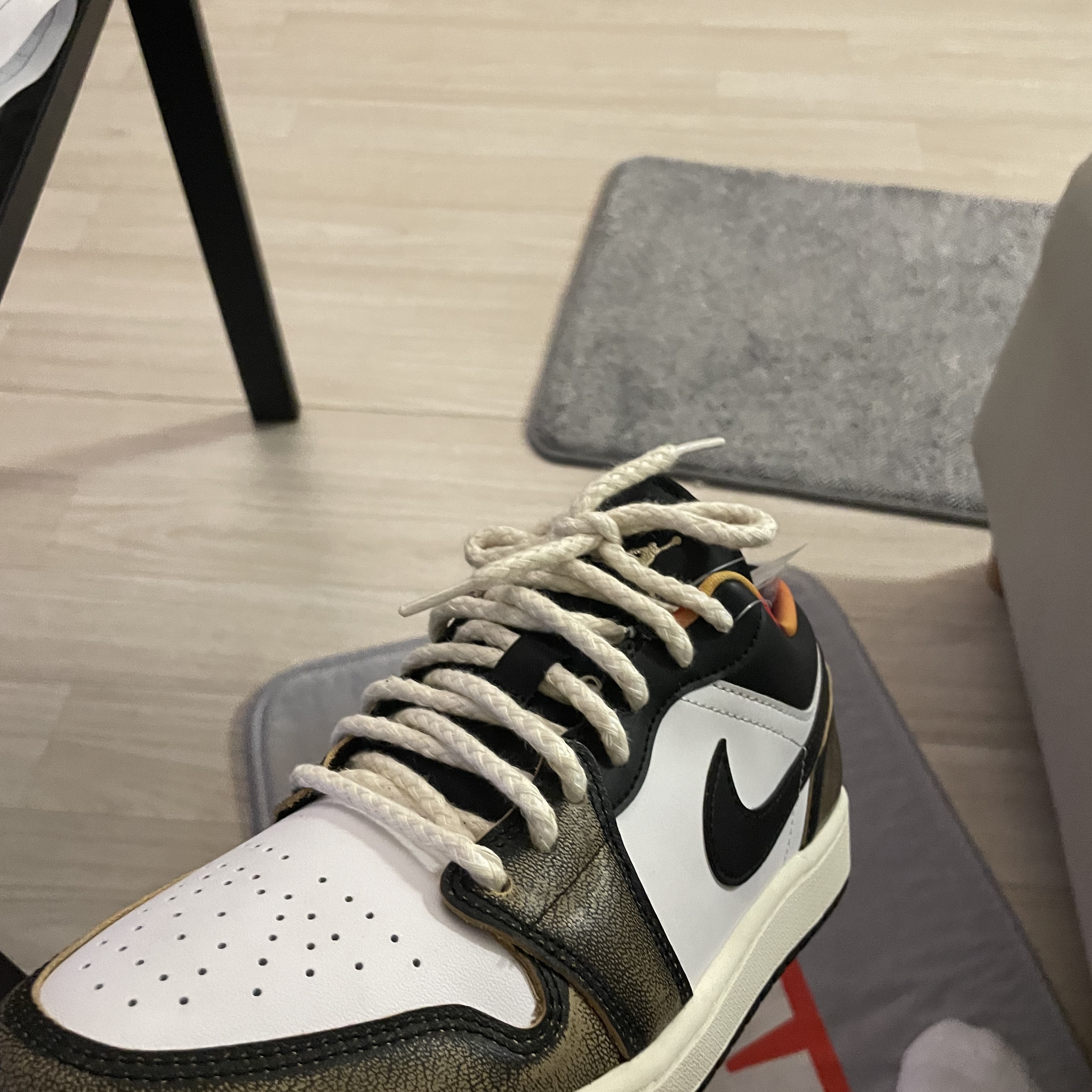Jordan 1 Low SE Black White Onyx 착용 스타일 - 2