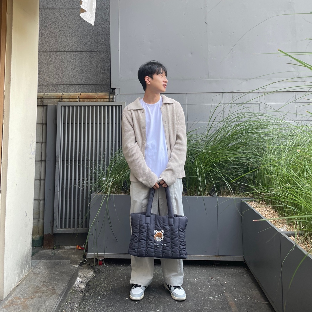 Jordan 1 Mid Light Smoke Grey, Maison Kitsune x Laneige Padded Bag Navy 착용 스타일 - 1