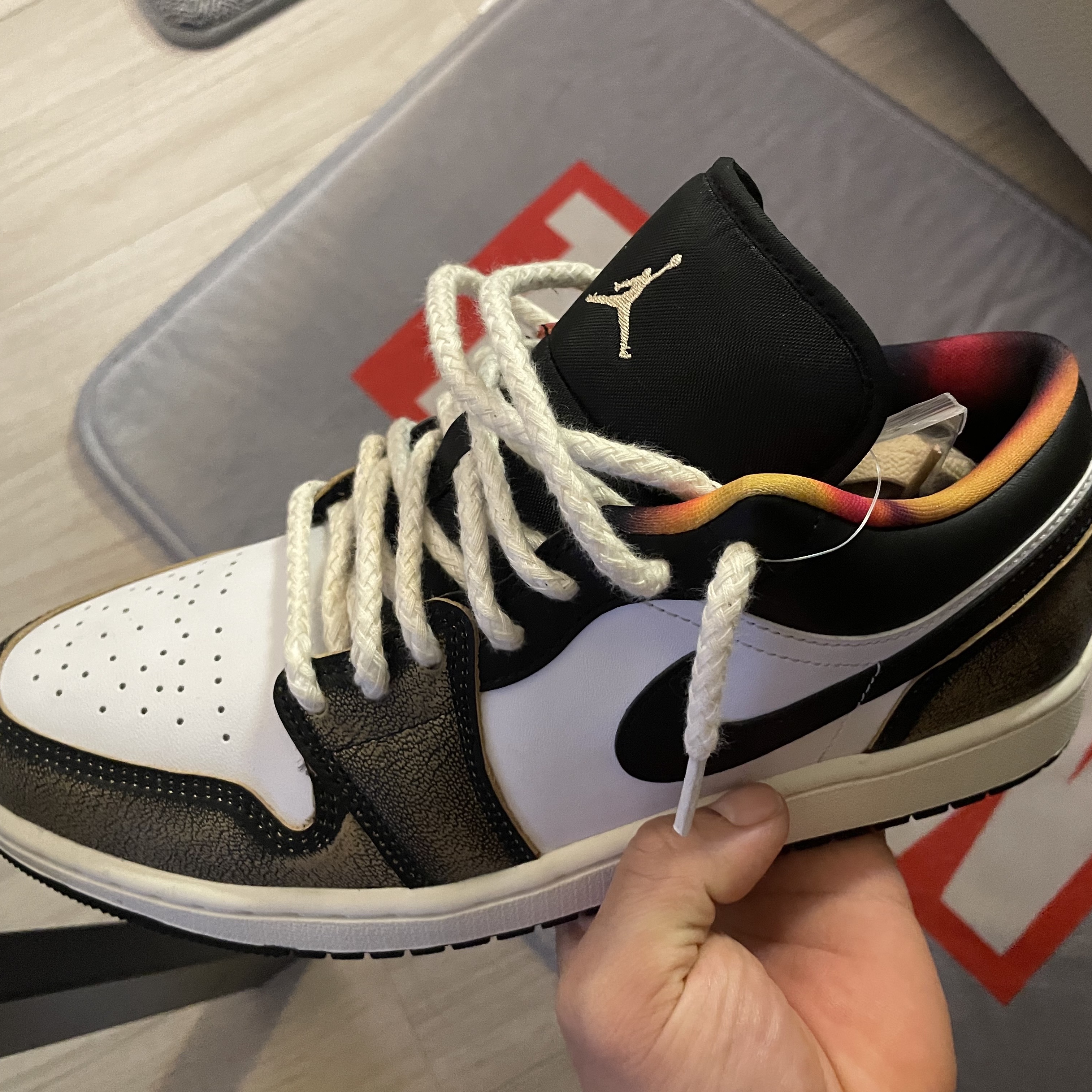 Jordan 1 Low SE Black White Onyx 착용 스타일 - 1
