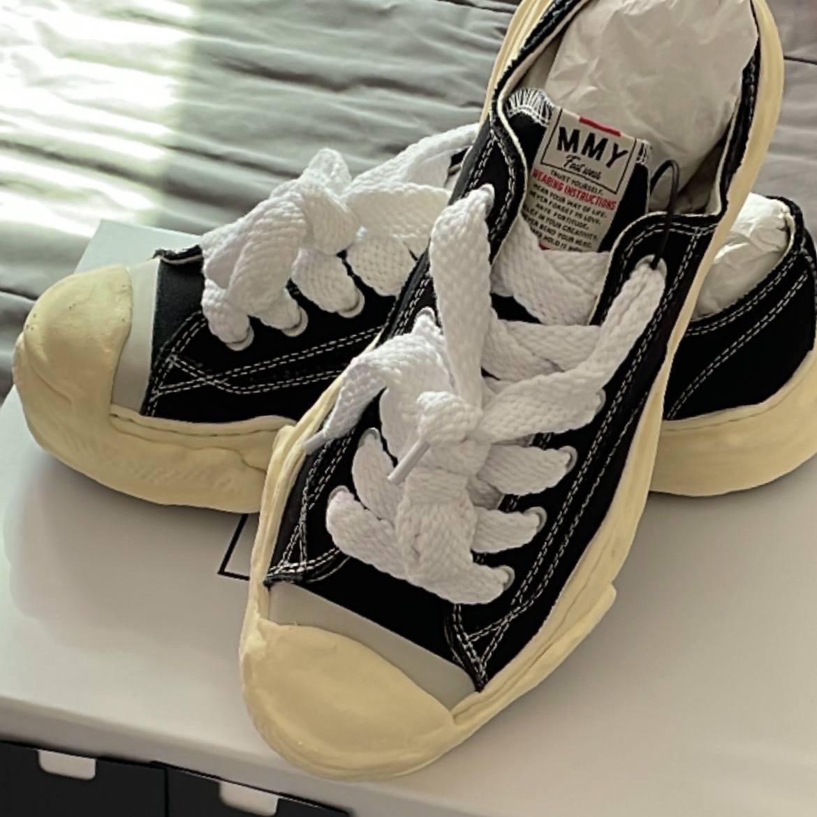 Maison Mihara Yasuhiro Hank VL OG Sole Canvas Low-top Sneakers Black 착용 스타일 - 3