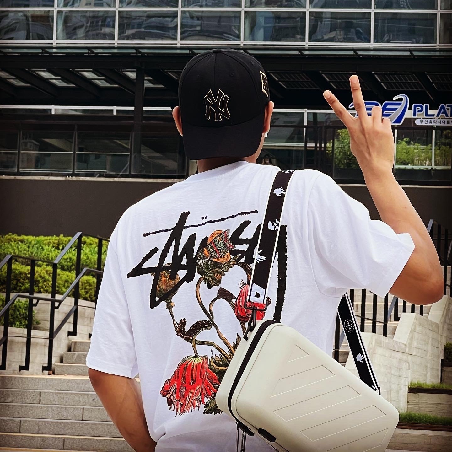 Off-White x Amore Pacific Protection Box (Without Cosmetics), Stussy Withered Flower T-Shirt White 착용 스타일