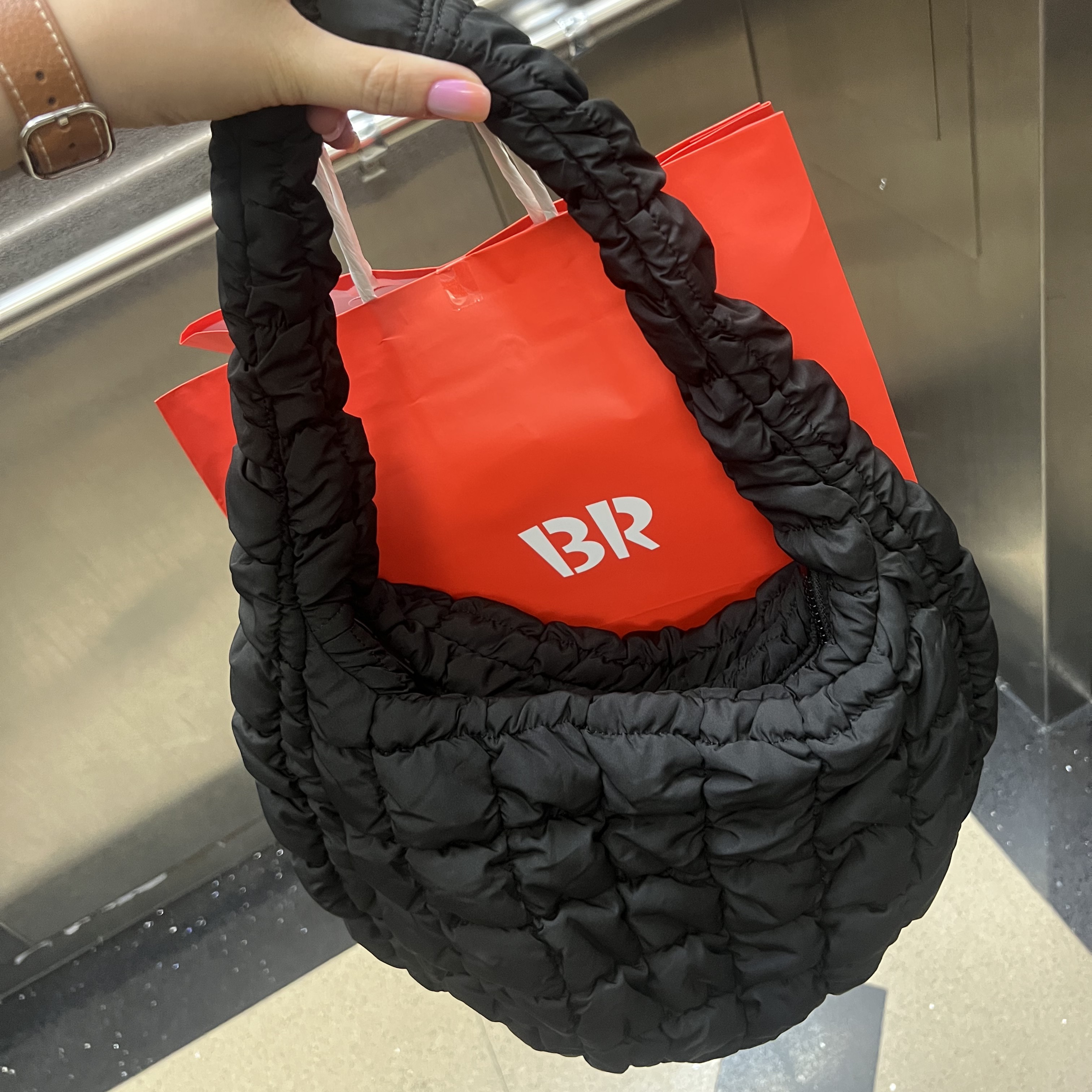 COS Quilted Mini Bag Black 착용 스타일 - 3