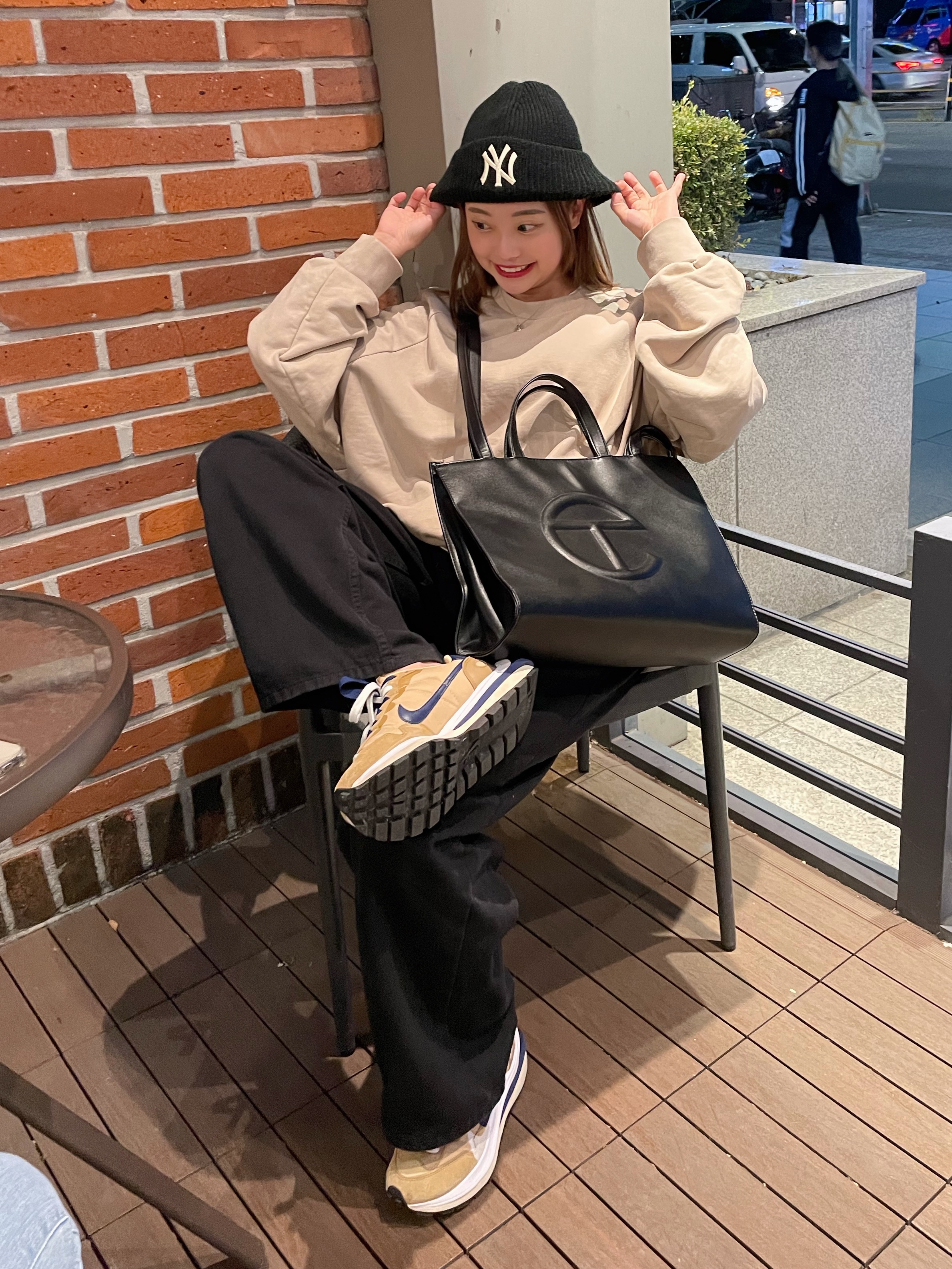 Nike x Sacai VaporWaffle Sesame and Blue Void, Telfar Medium Shopping Bag Black 착용 스타일 - 1