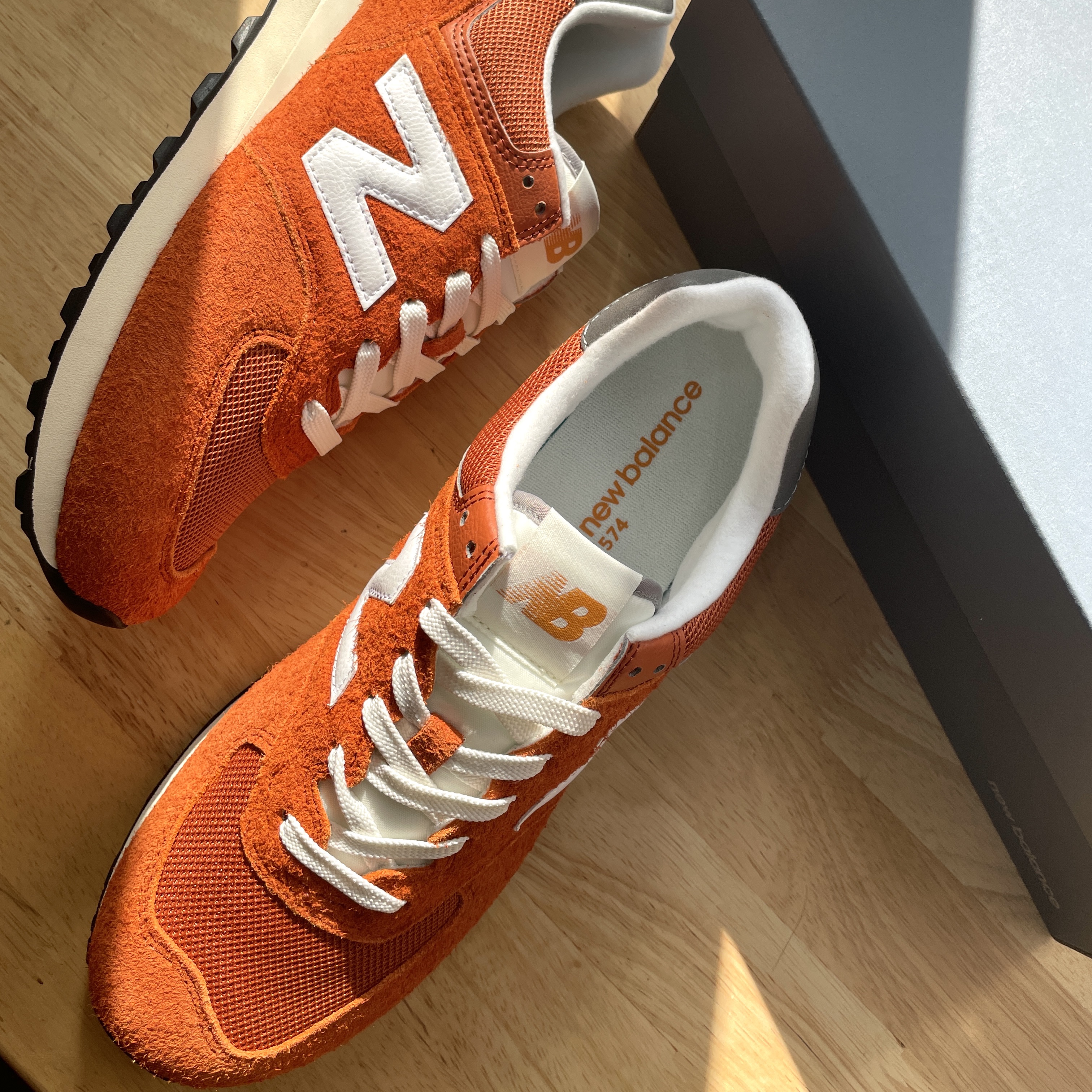New Balance 574 Heritage Orange Burst White 착용 스타일