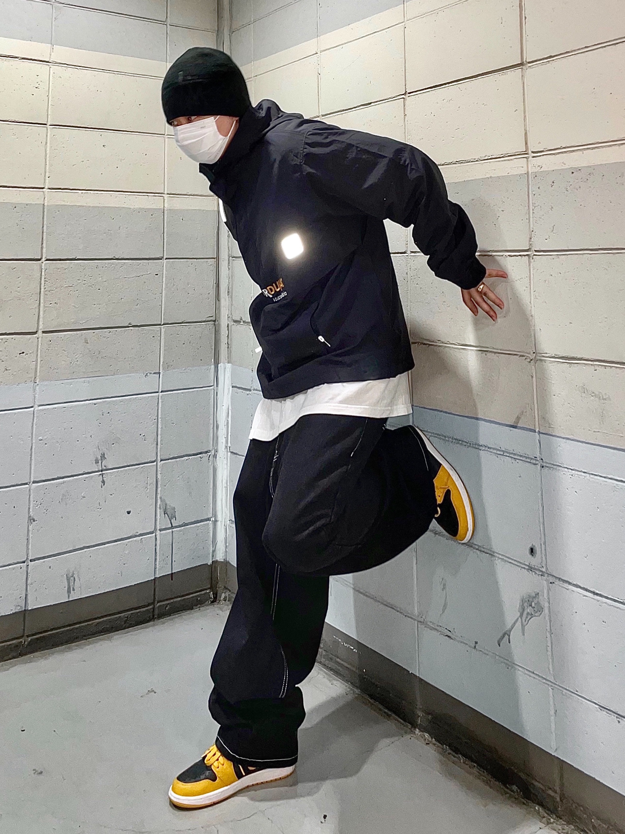 Stussy Debossed Stock Logo Beanie Black, Jordan 1 Retro High OG Pollen 착용 스타일 - 3