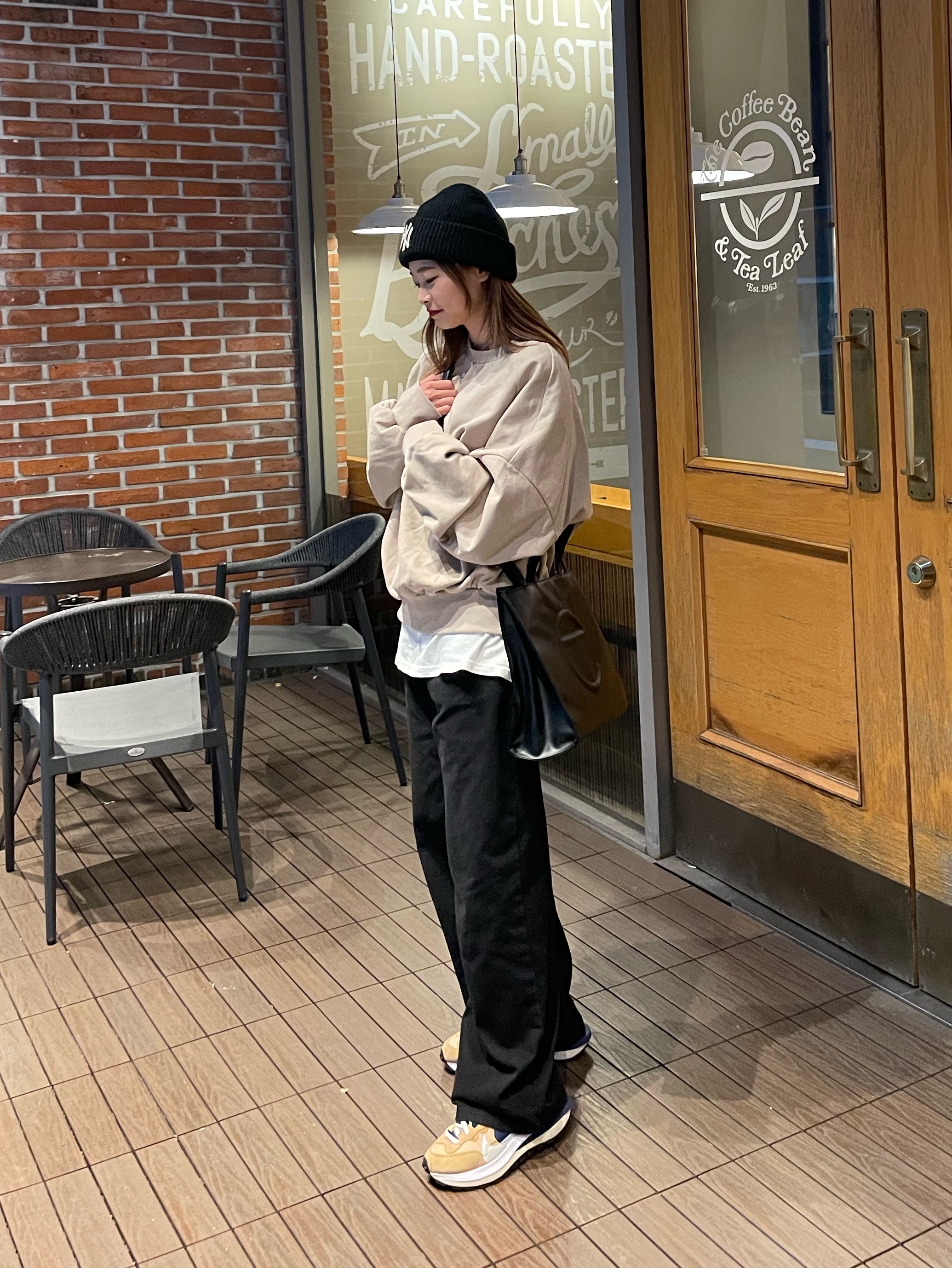 Nike x Sacai VaporWaffle Sesame and Blue Void, Telfar Medium Shopping Bag Black 착용 스타일 - 5