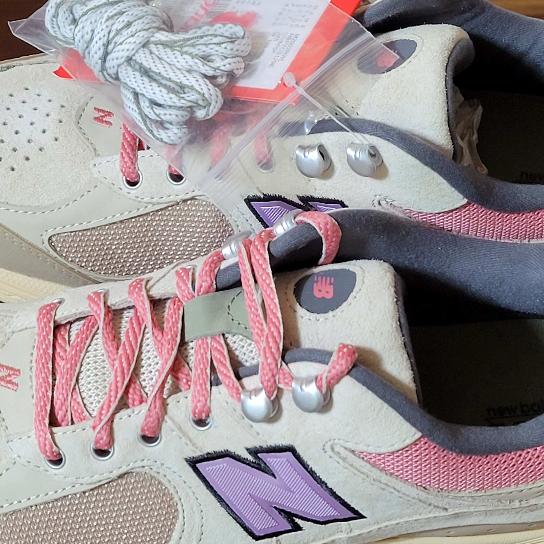 New Balance 2002R Calm Taupe 착용 스타일 - 3