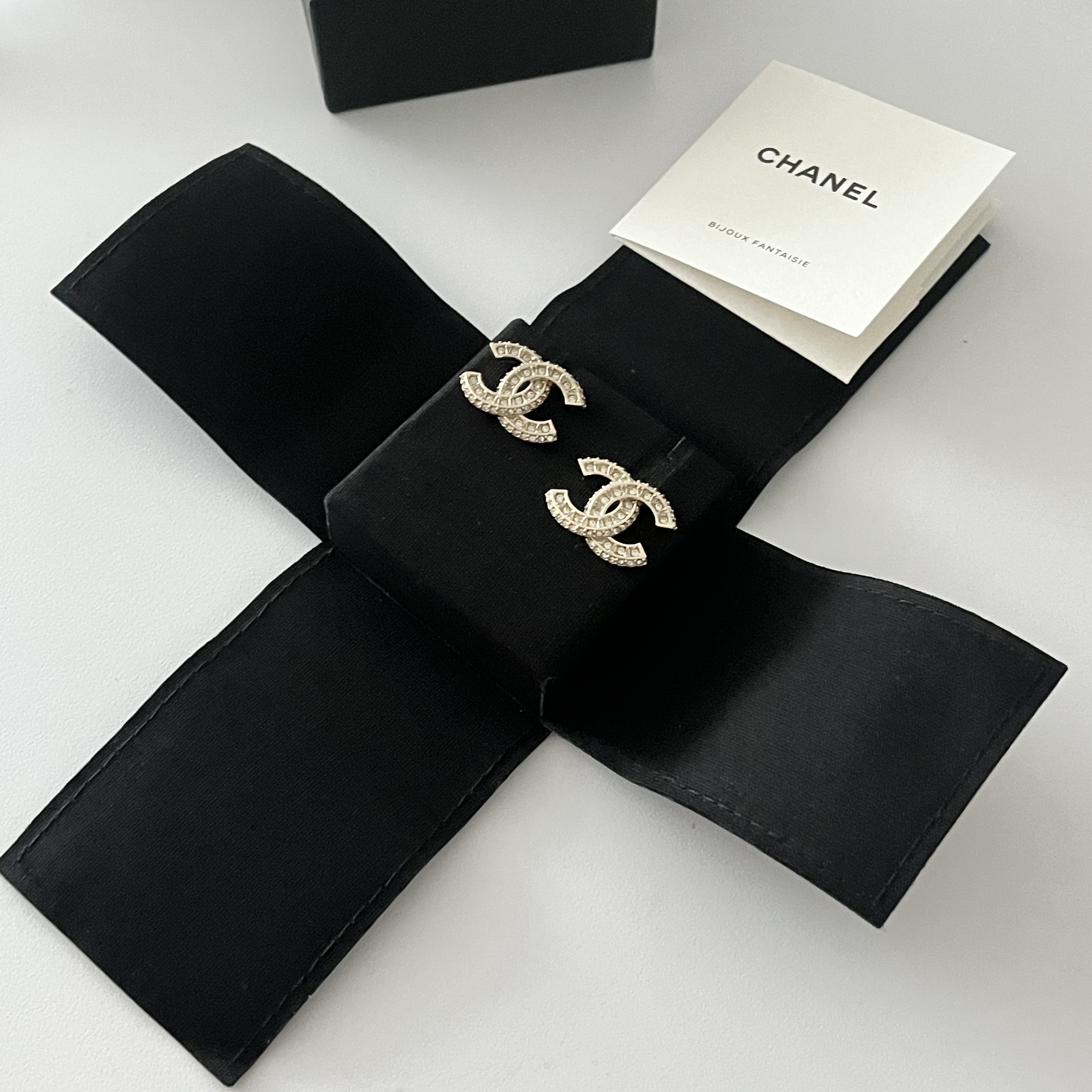 (W) Chanel Earrings Metal Diamantes & Gold Crystal 착용 스타일
