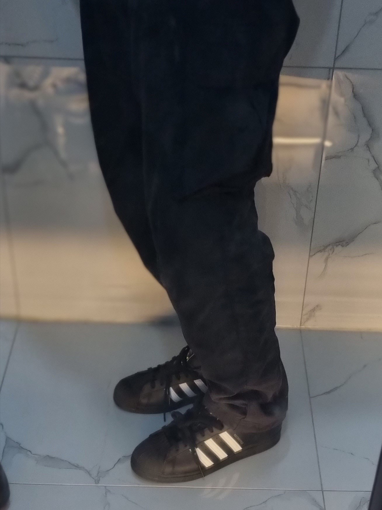 Adidas Superstar Core Black White 착용 스타일 - 3