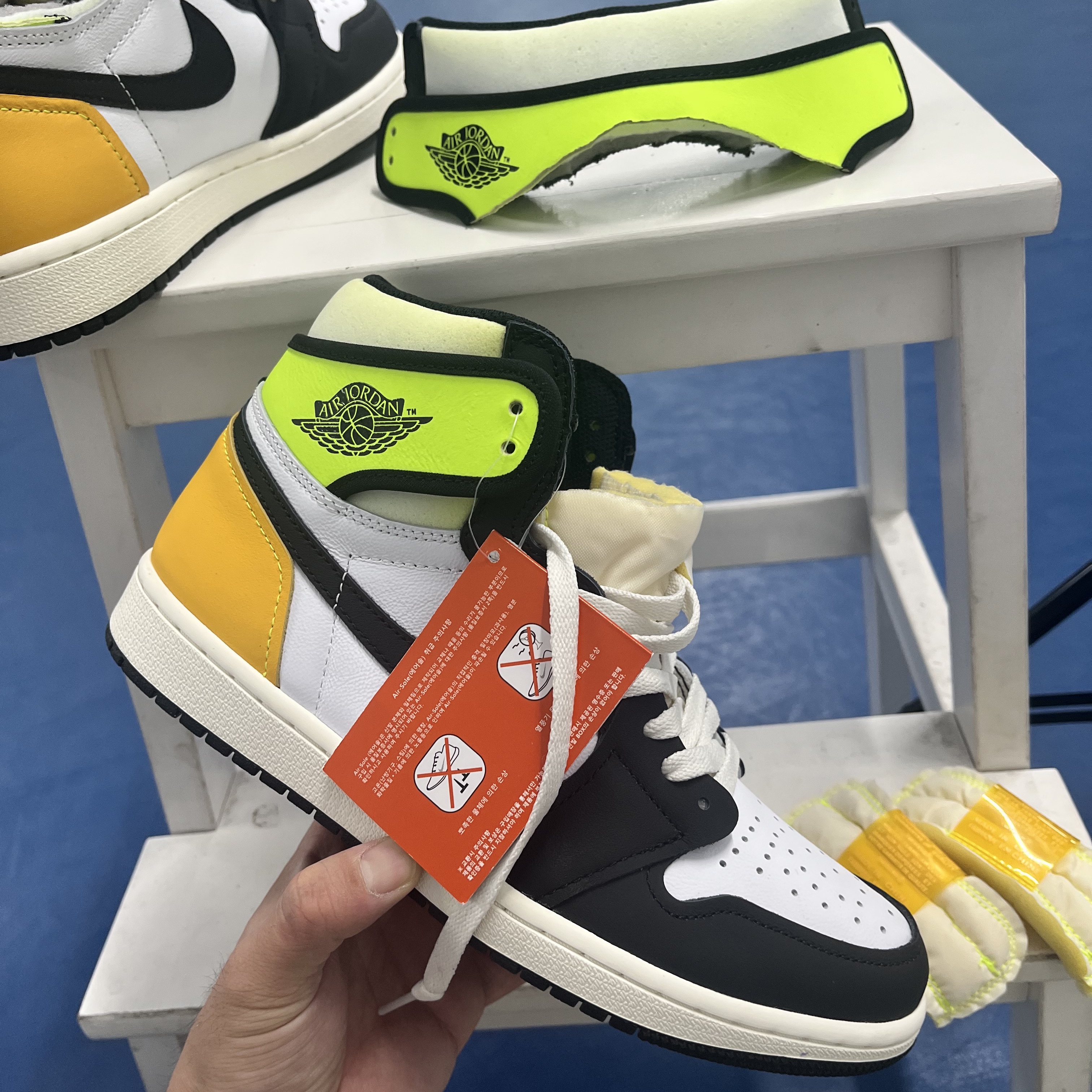 Jordan 1 Retro High OG Volt Gold 착용 스타일 - 2
