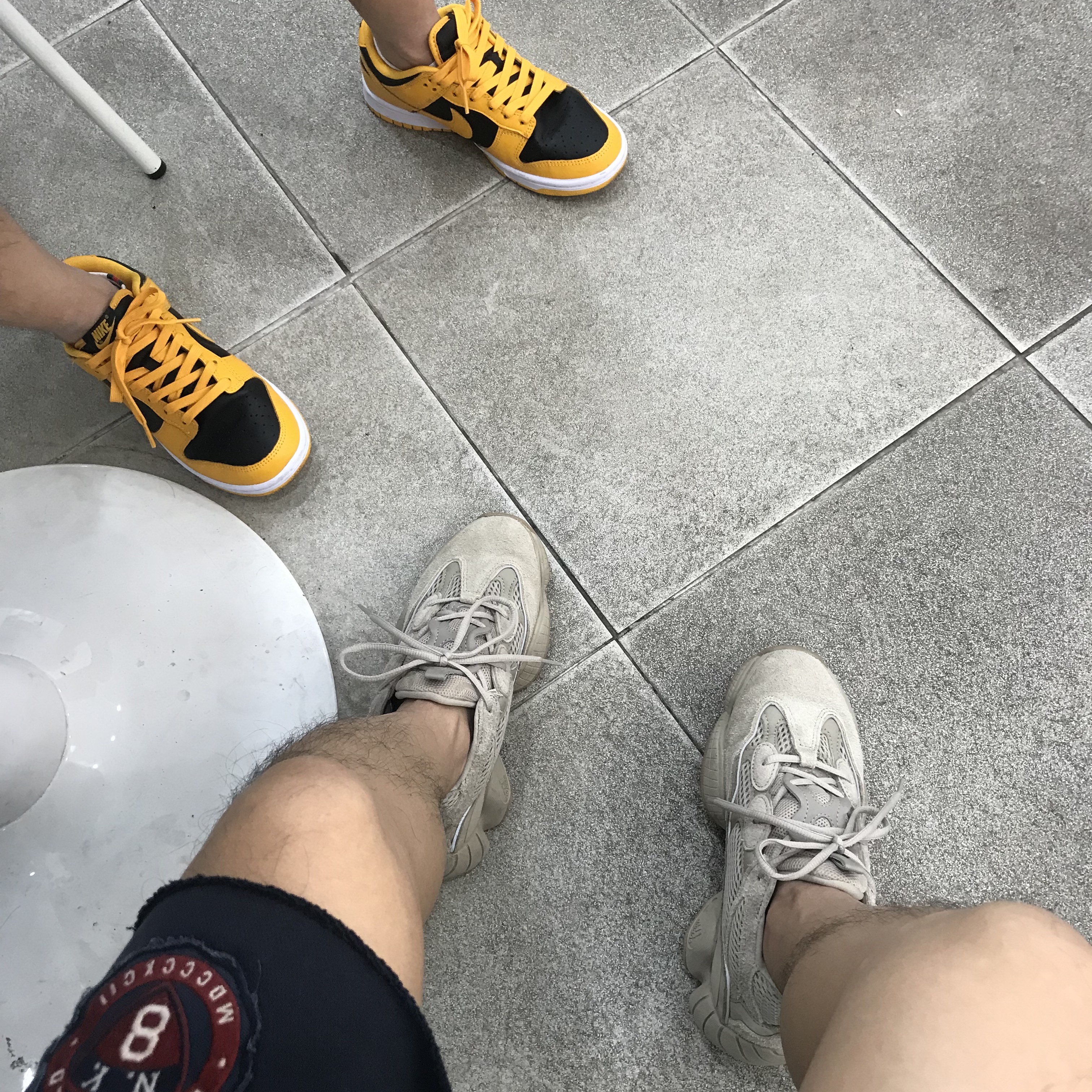 Adidas Yeezy 500 Taupe Light, Nike Dunk Low Retro Championship Goldenrod 착용 스타일