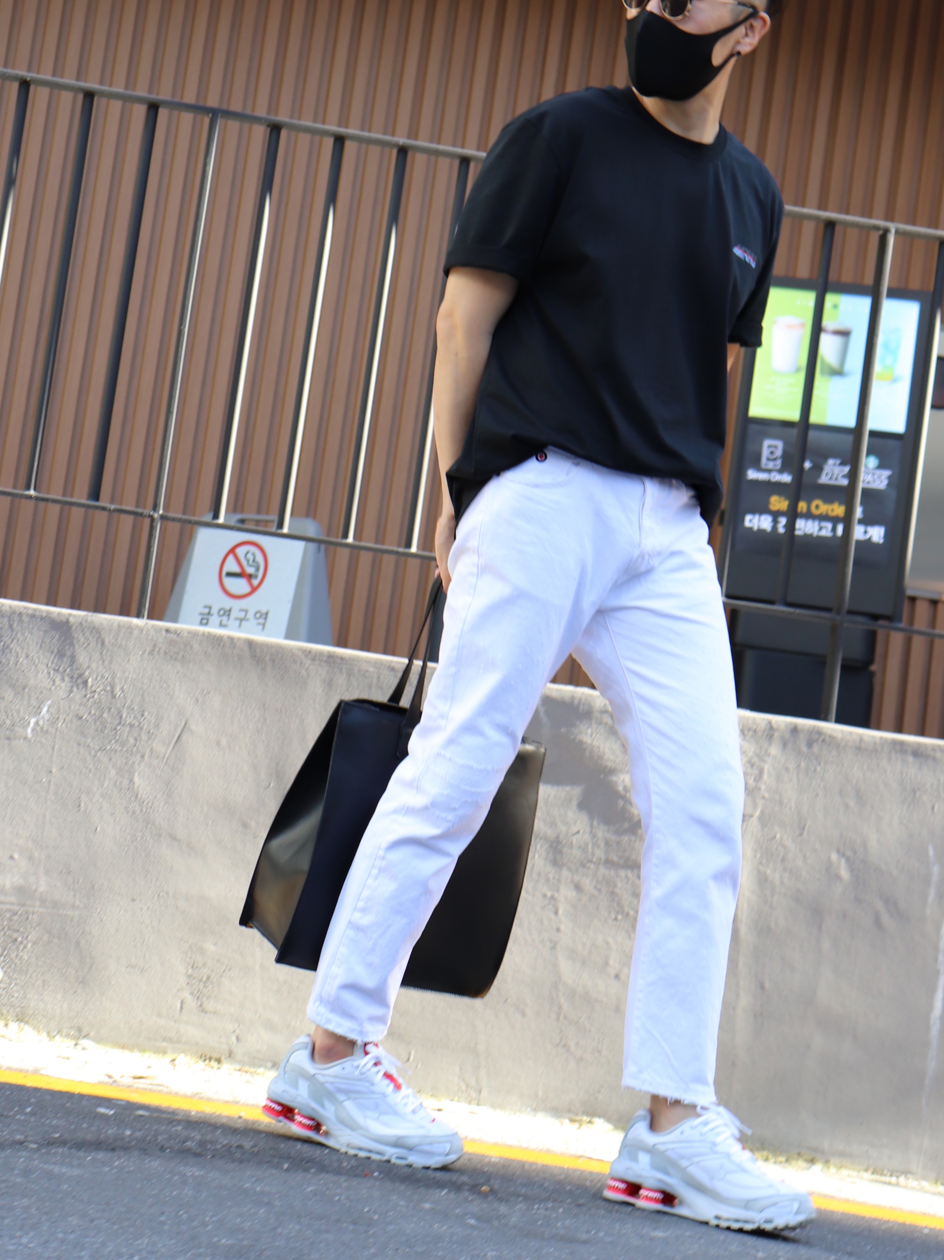Nike x Supreme Shox Ride 2 SP White 착용 스타일 - 1